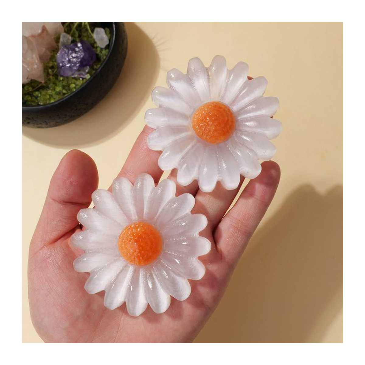 Handgeschnitzte Sonnenblume aus natürlichem weißem Selenit-Kristall als dekoratives Kunsthandwerk für deinen Schreibtisch - Bild 1