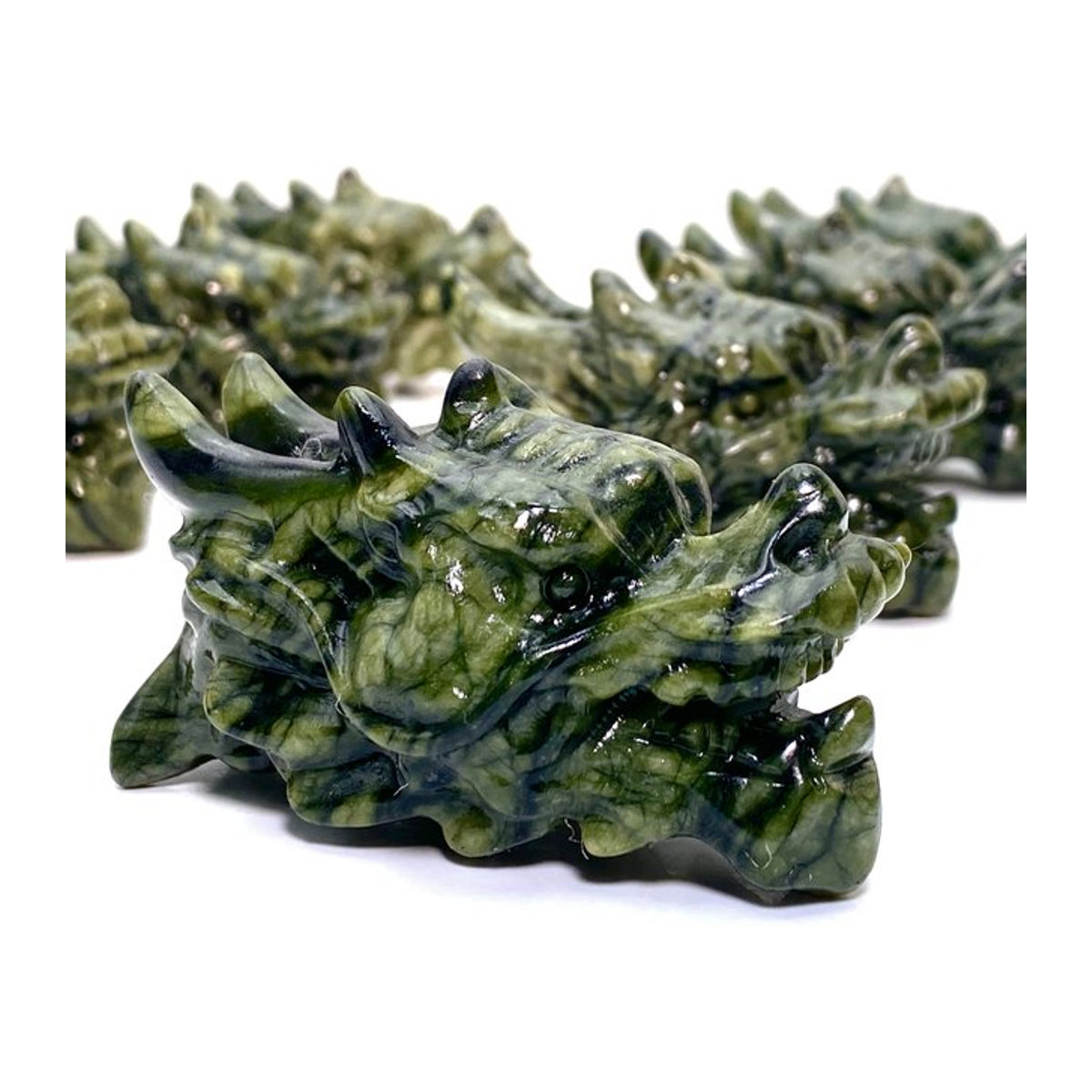 Handgeschnitztes XiuYan Drachenkopf-Ornament aus Stein in Grün - Bild 1