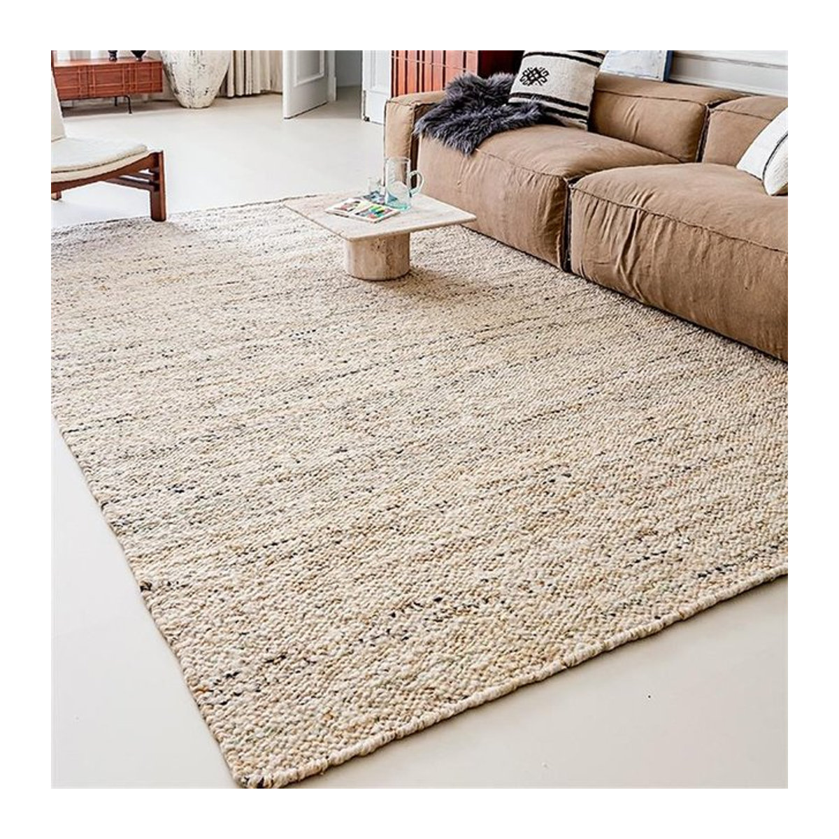 Handgewebter Teppich aus Wolle und Jute von LTSCILOVCH in Beige im Wabi-Sabi-Stil - Bild 1