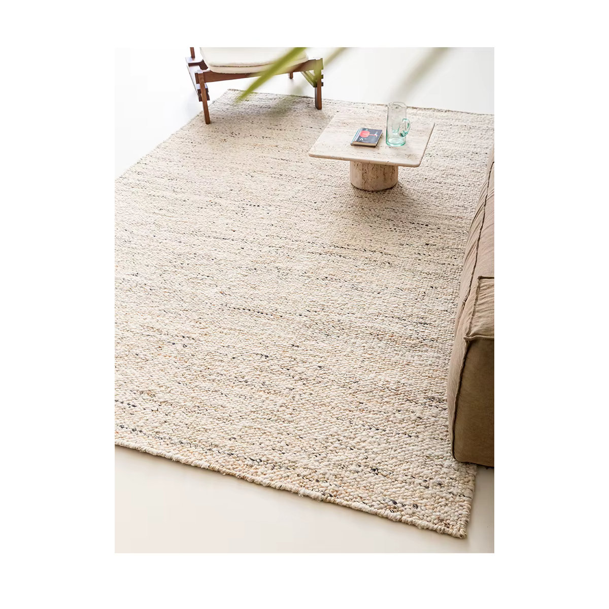 Handgewebter Teppich aus Wolle und Jute von LTSCILOVCH in Beige im Wabi-Sabi-Stil - Bild 2