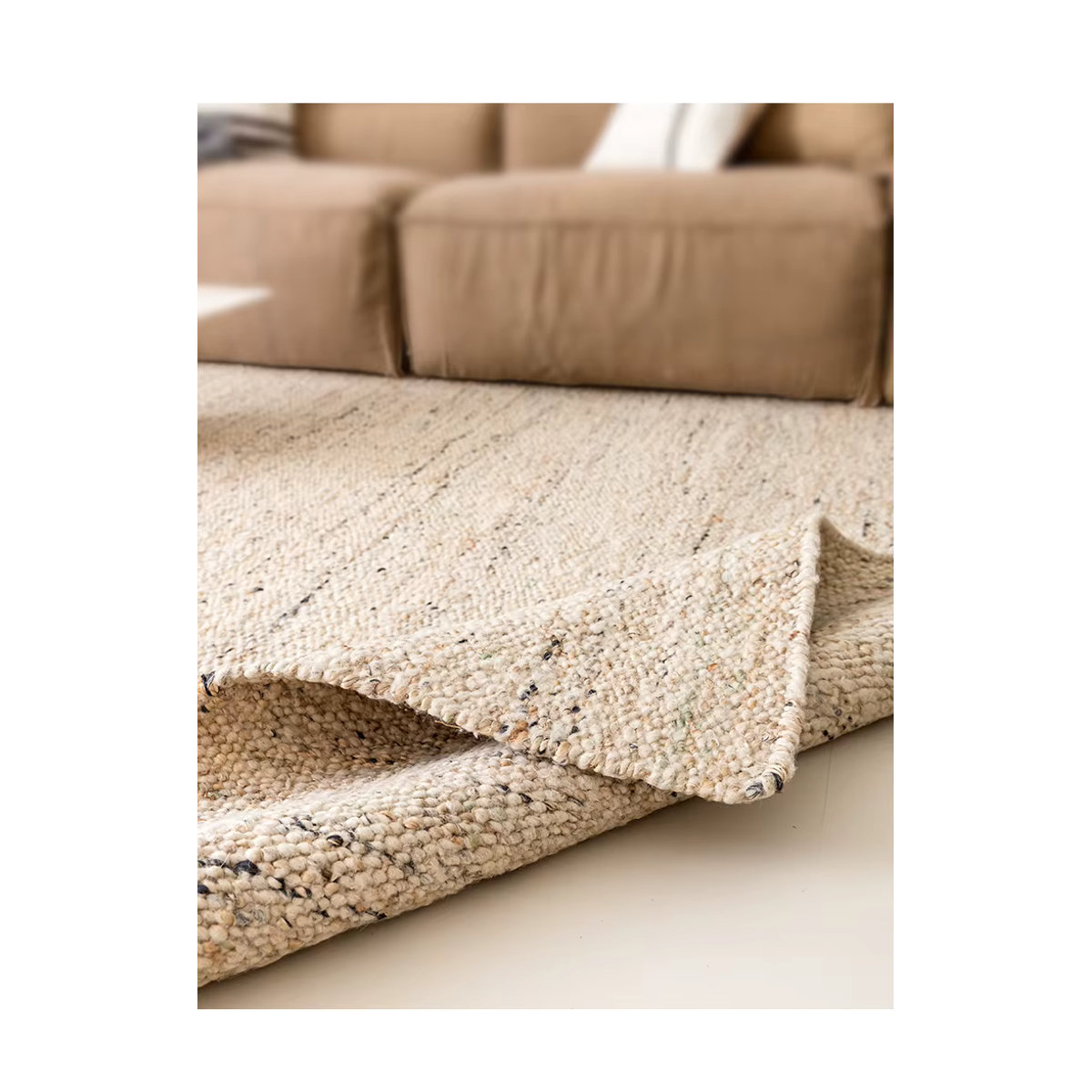 Handgewebter Teppich aus Wolle und Jute von LTSCILOVCH in Beige im Wabi-Sabi-Stil - Bild 3