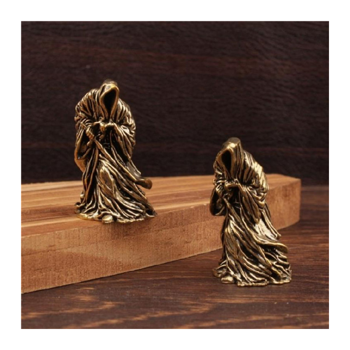Handwerkliche Sammlerfigur in Bronze-Optik mit schwarzem Leder und Messing-Details im Vintage-Stil - Bild 2