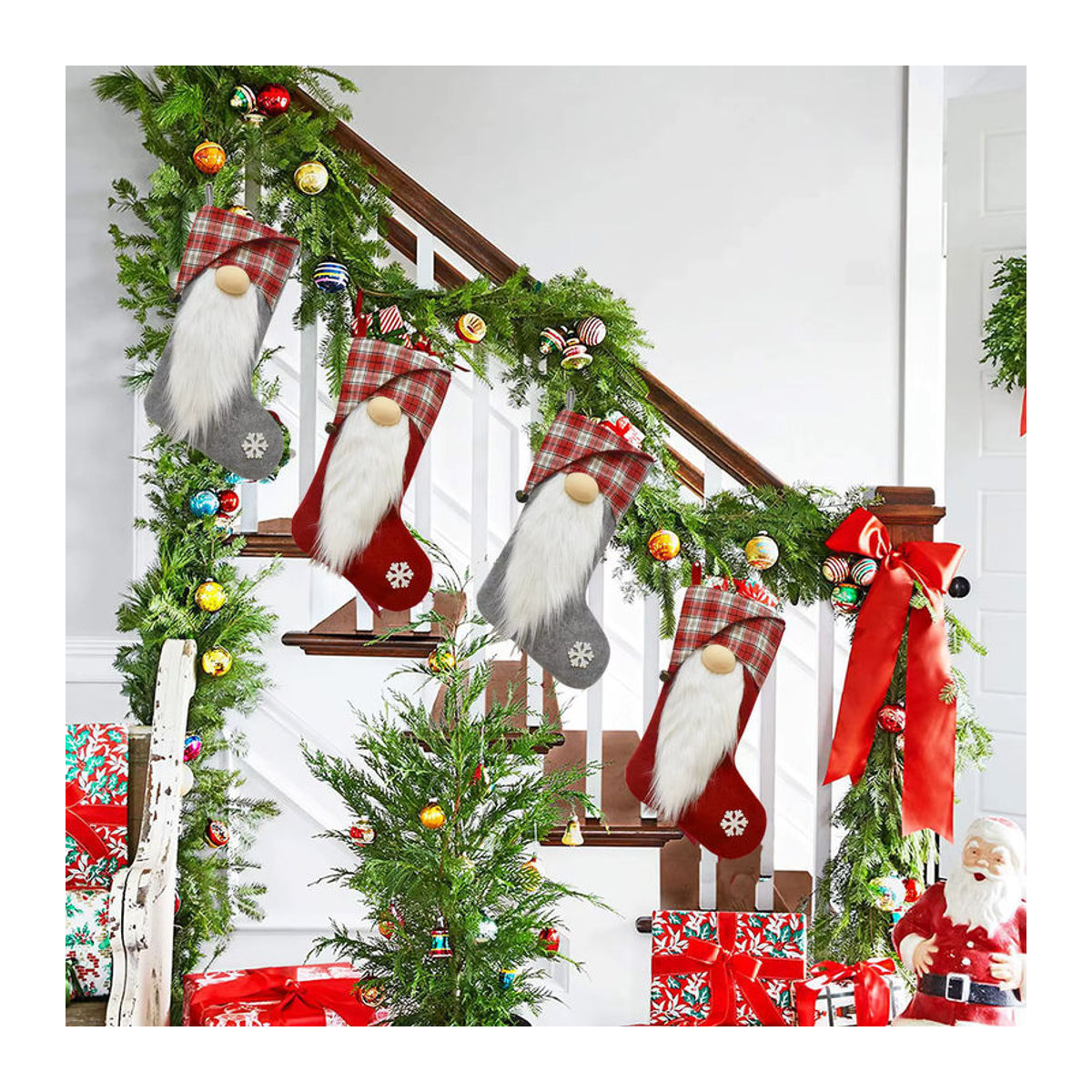 Hängende Weihnachtsdekoration mit gesichtsloser Puppe in Rot und Mehrfarbig aus Textil mit kariertem Design - Bild 2