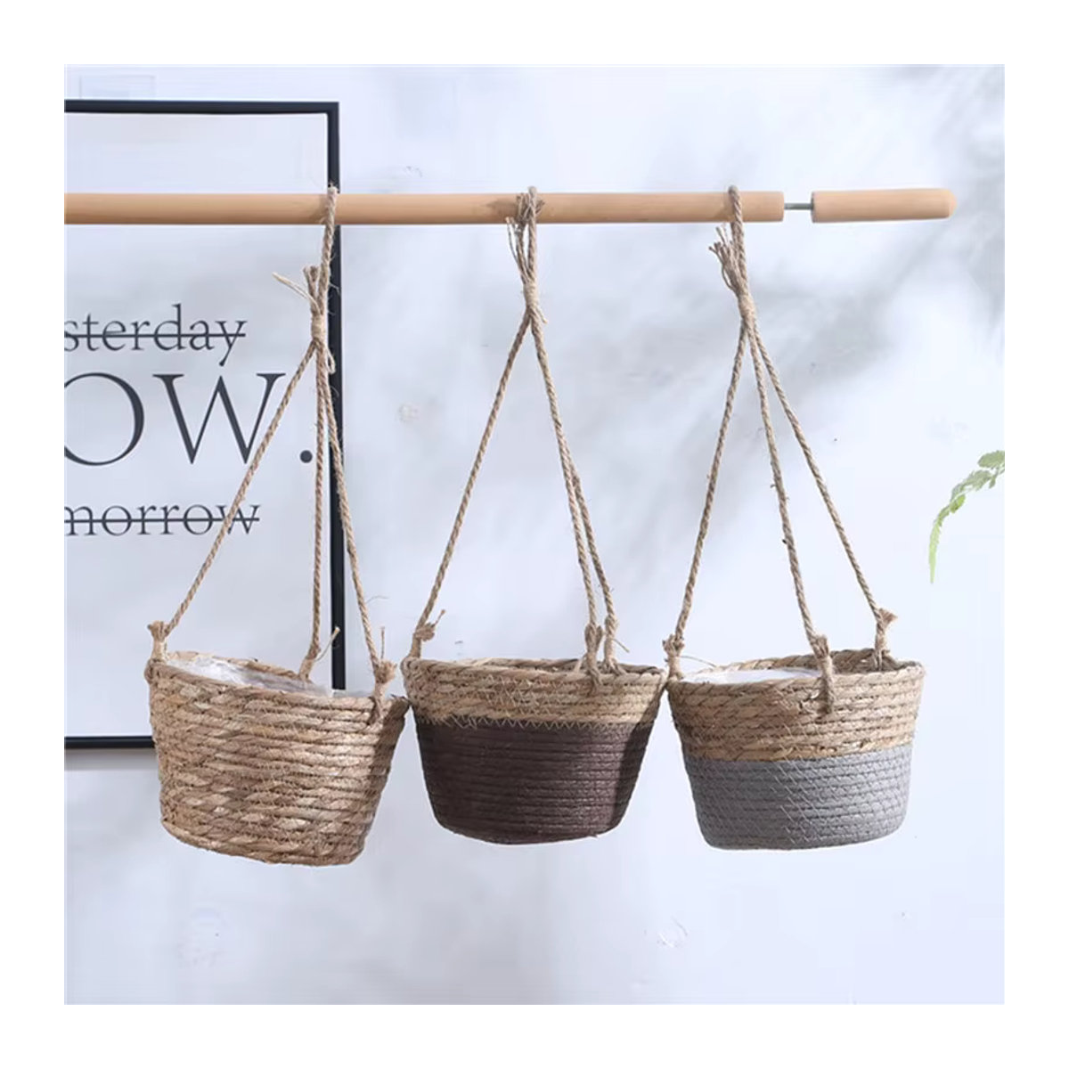 Hängender Blumenkorb aus Rattan und Gras im Bohemian-Stil, rund und mehrfarbig - Bild 1