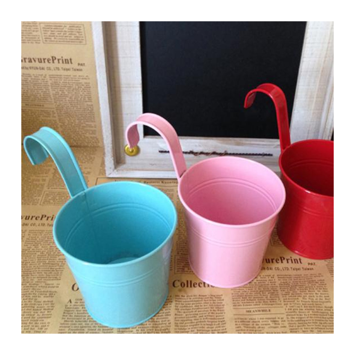Hängender Blumentopf aus Metall von Beautiful Garden in Rosa im skandinavischen Design - Bild 1