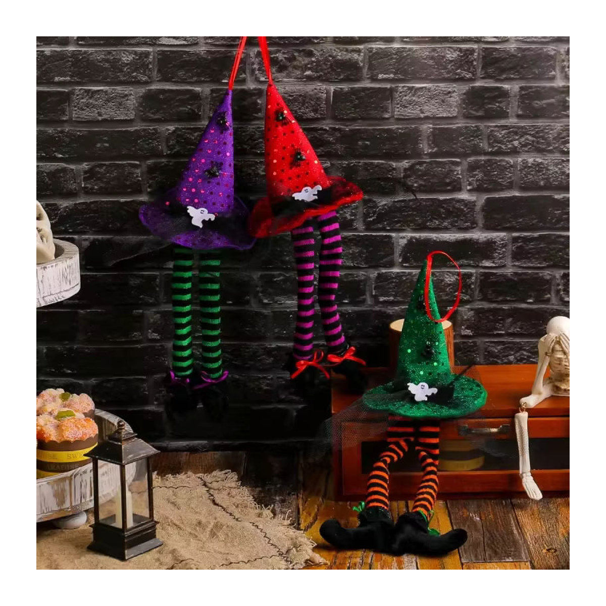 Hängender Halloween Hexenhut mit gestreiften Beinen in Lila und Mehrfarbig aus Textil - Bild 3