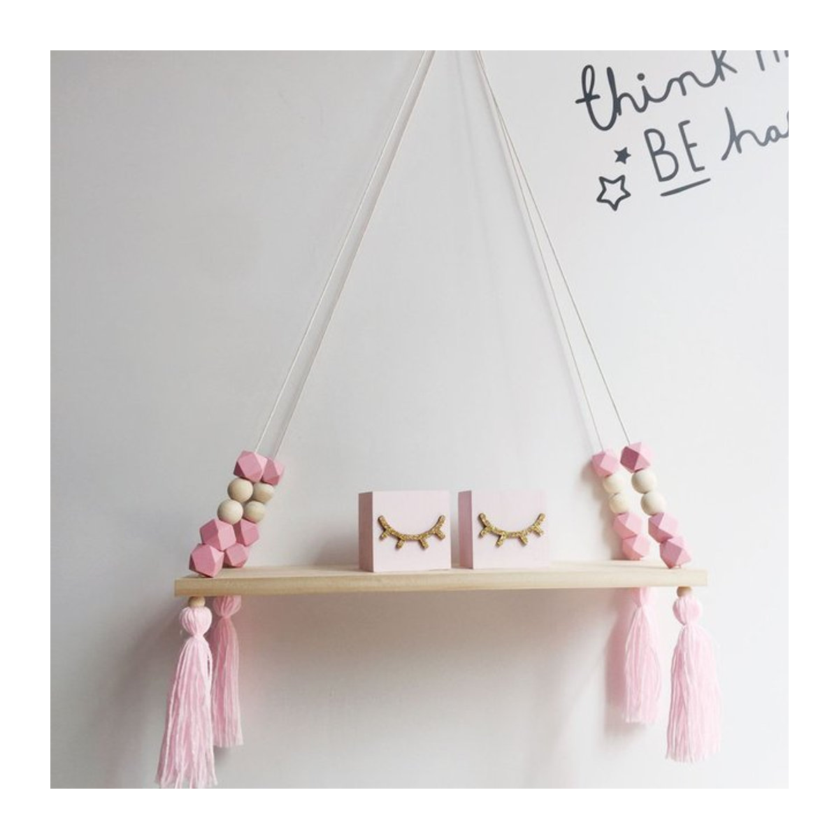 Hängendes Makramee-Wandregal in Rosa im Bohemian-Stil aus Holz und Textil für das Kinderzimmer - Bild 1