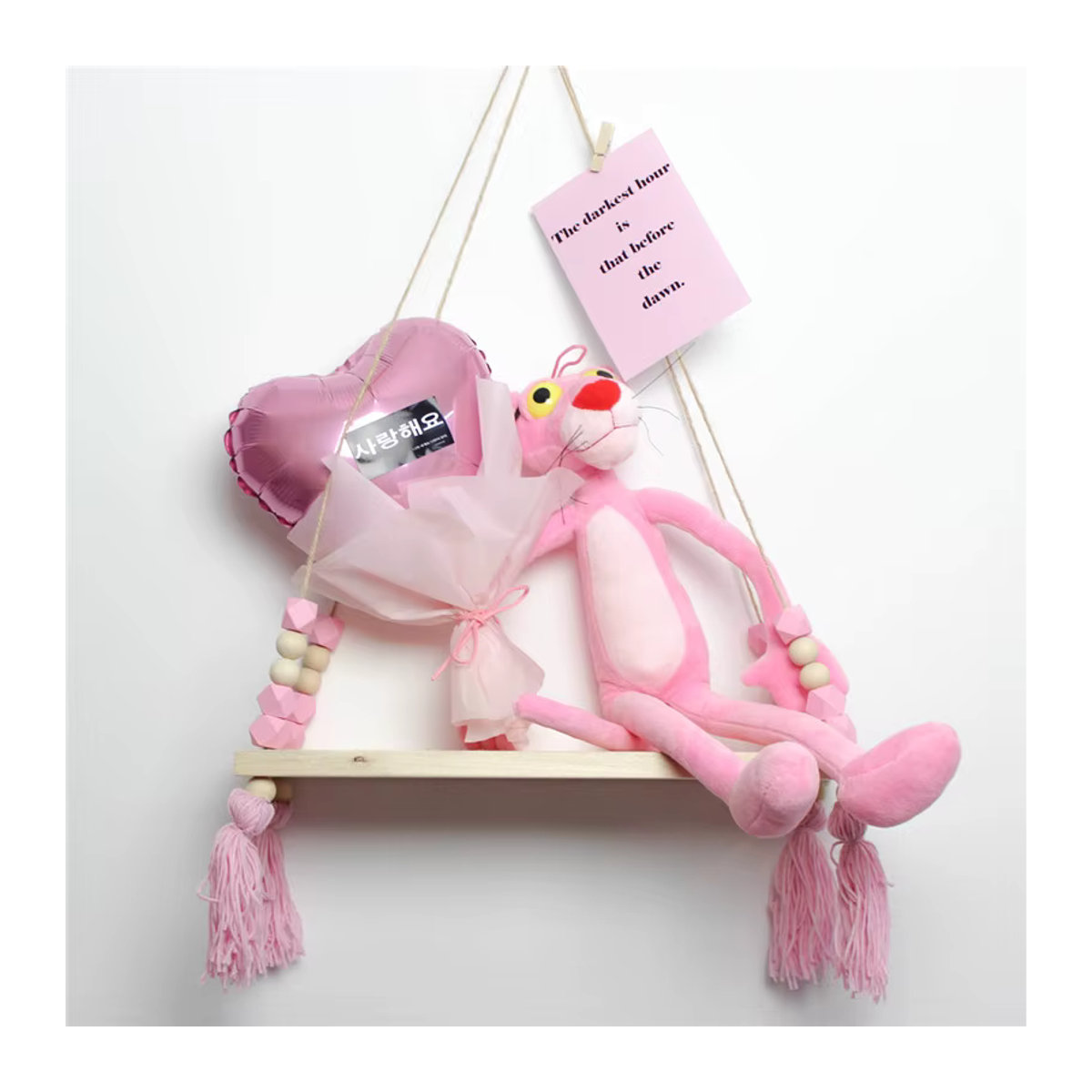 Hängendes Makramee-Wandregal in Rosa im Bohemian-Stil aus Holz und Textil für das Kinderzimmer - Bild 2