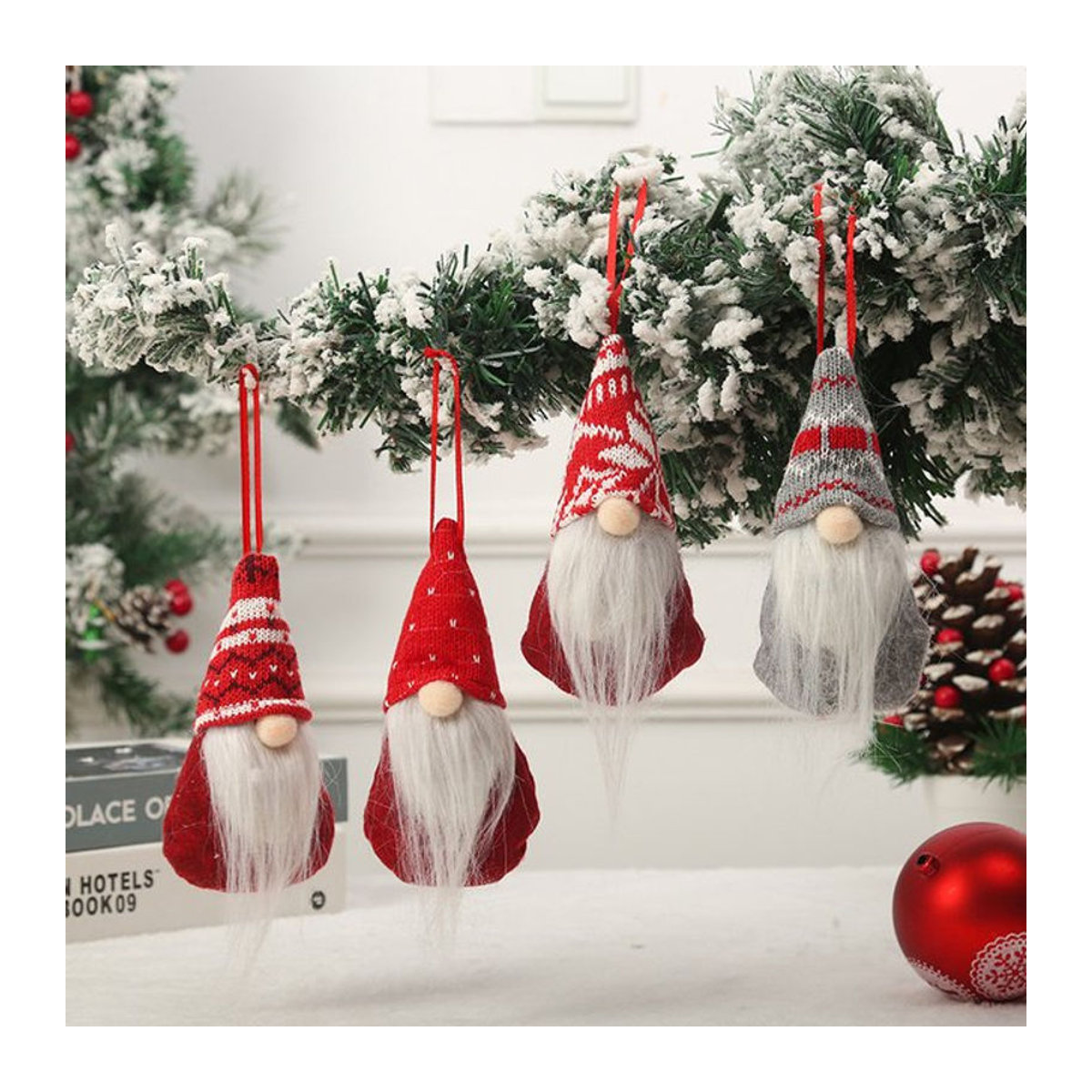 Hängendes Plüschornament aus Textil als Weihnachtsdekoration mit Weihnachtsmann und Schneemann in Mehrfarbig - Bild 1