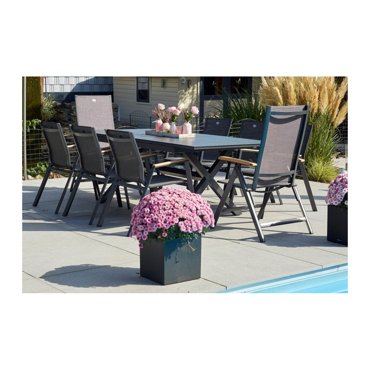 Hartman Xanadu Aruba Garten-Essgruppe aus Aluminium, Teak und Glaskeramik in Anthrazit und Natur mit 6 Dining Sesseln und 2 Klappstühlen - Bild 1