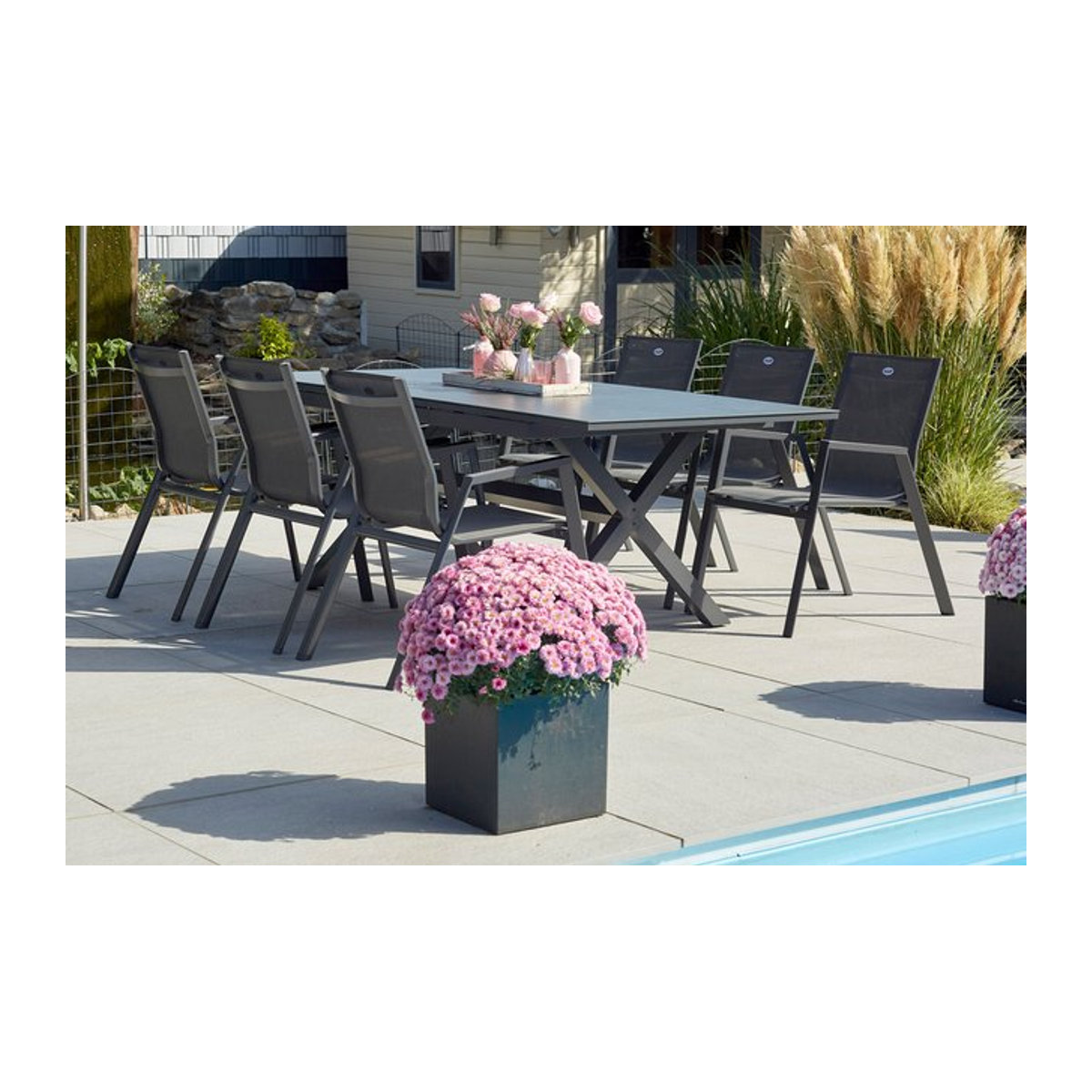 Hartman Xanadu Aruba Garten-Essgruppe in Anthrazit und Schwarz mit 6 Stapelsesseln aus Aluminium, Textilene und Glaskeramik - Bild 1