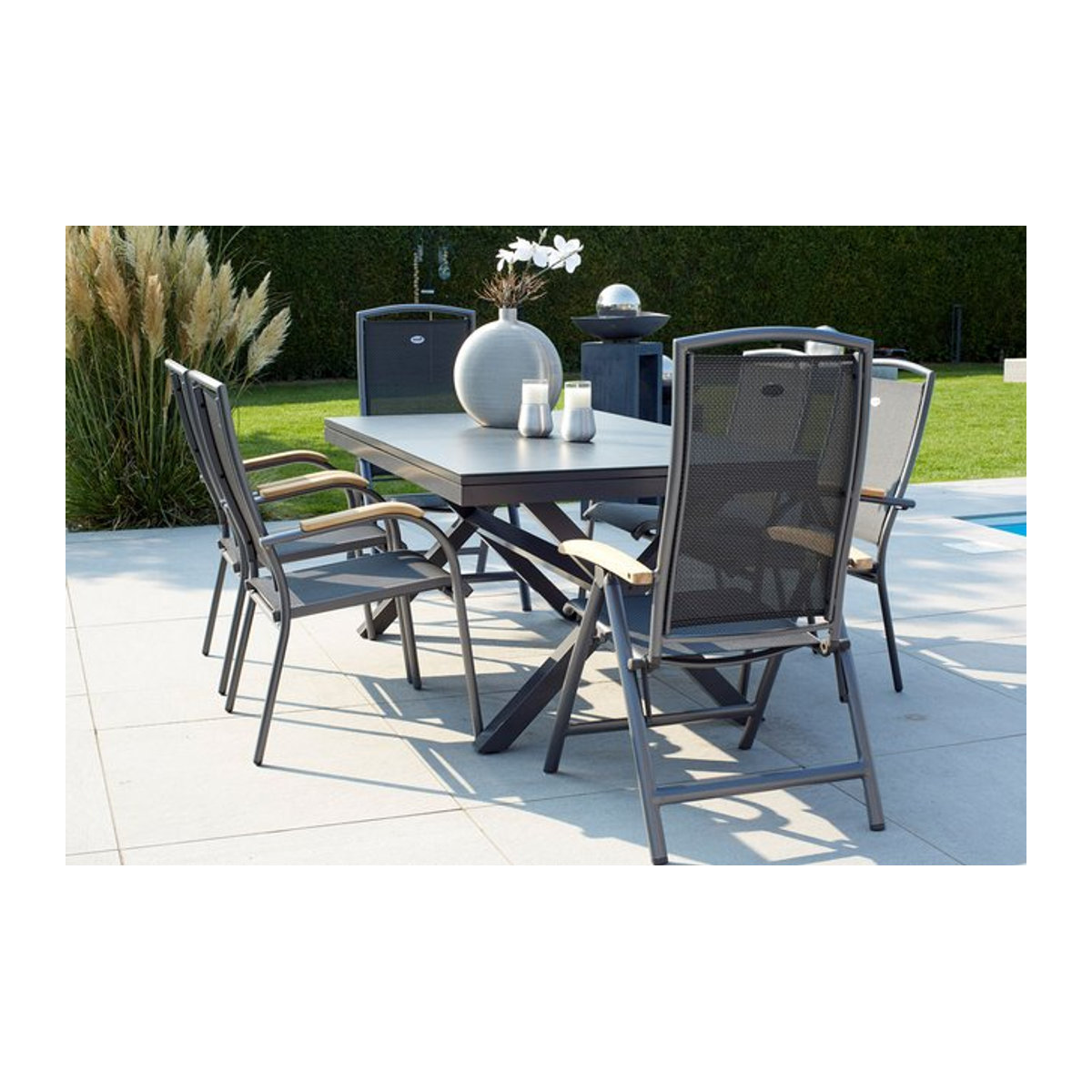 Hartmann Xanadu Raffaelo Garten-Essgruppe in xerix/natur aus Alu, Teak und Glaskeramik mit 4 Dining Sesseln, 2 Klappstühlen und Teak-Armlehnen, Tisch B/T: 160 x 100 cm oder 220 x 100 cm - Bild 1
