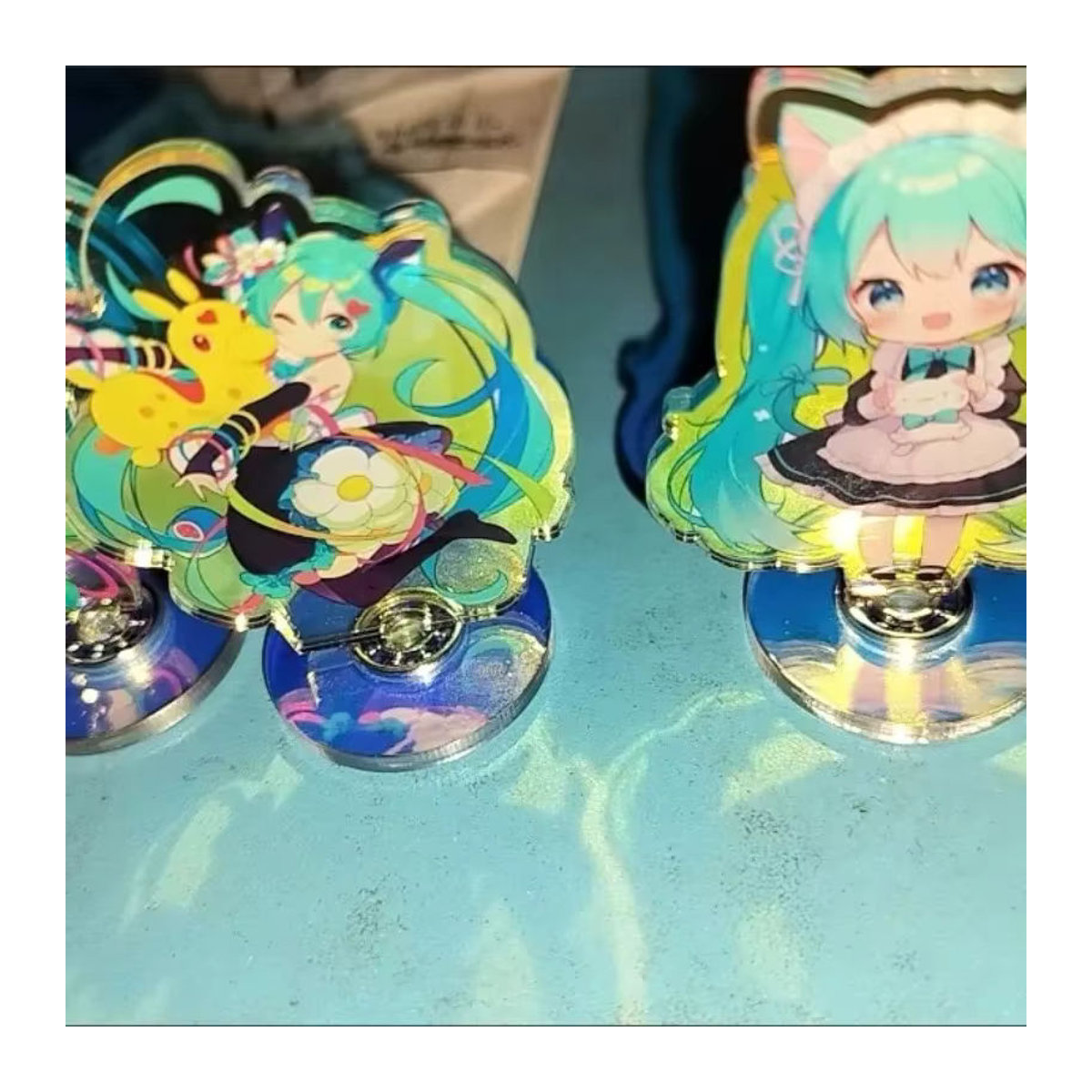 Hatsune Miku Acryl Drehständer Figur von Bandai als mehrfarbiges Anime Desktop Ornament aus Kunststoff - Bild 2
