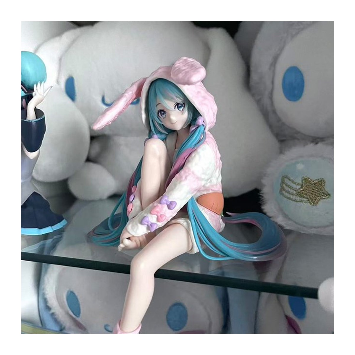 Hatsune Miku Actionfigur von Bandai im Hasenohren-Pyjama, mehrfarbiges PVC-Modell, Höhe: 15 cm - Bild 1