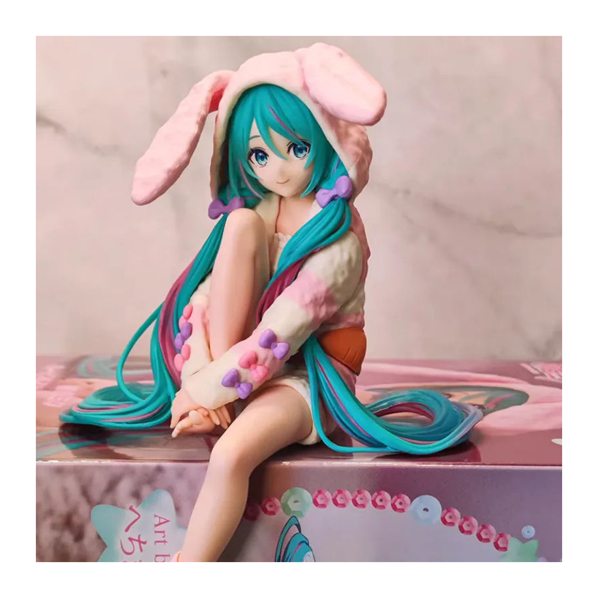 Hatsune Miku Anime Actionfigur von Bandai im Hasenohren-Pyjama als mehrfarbige PVC Sammlerfigur zur Dekoration - Bild 3