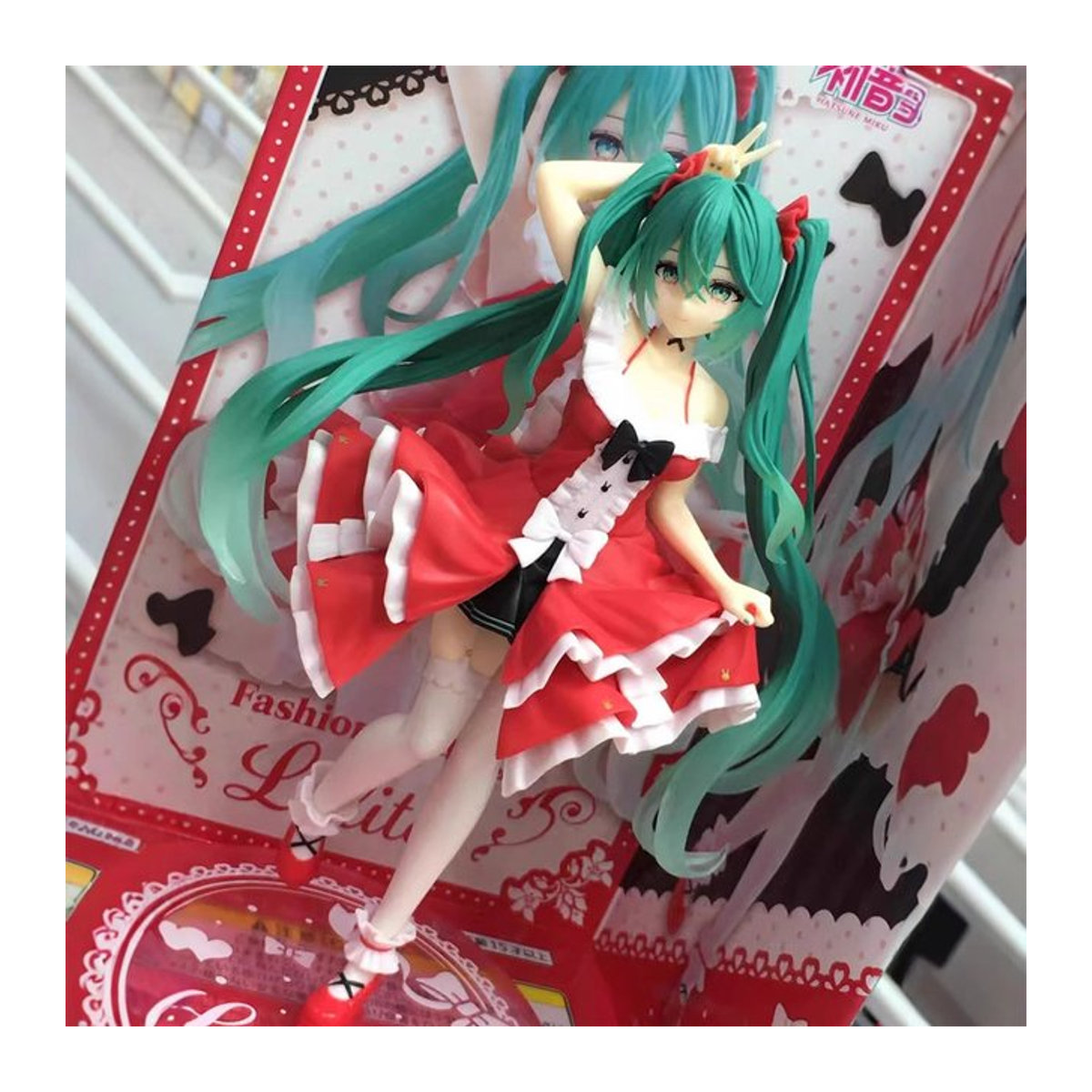 Hatsune Miku Anime-Figur von Bandai als mehrfarbige PVC-Actionfigur in stehender Position - Bild 1