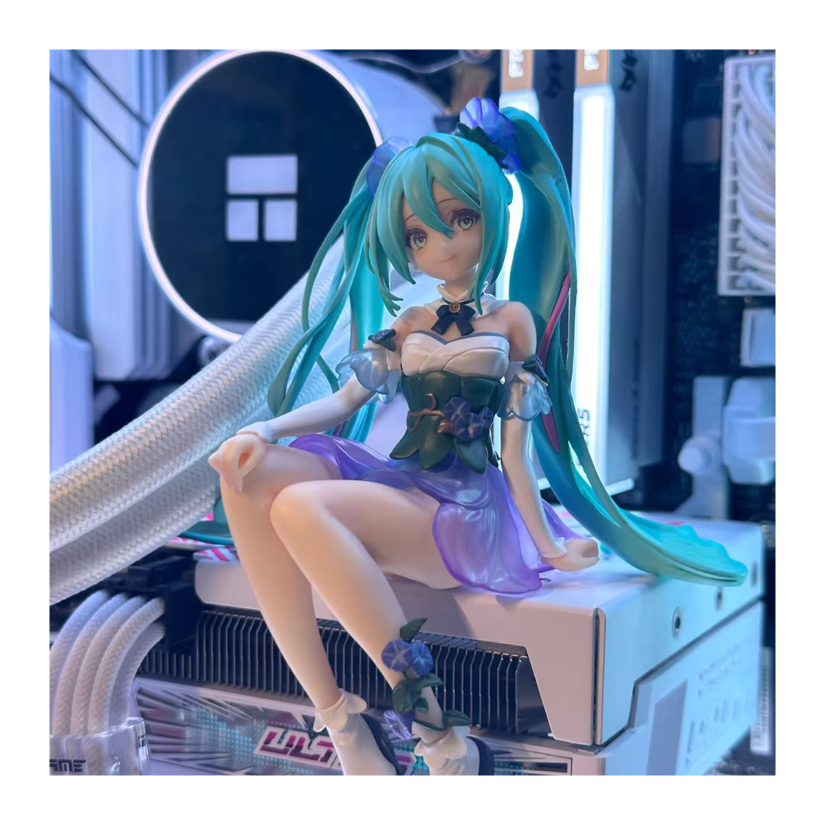 Hatsune Miku Anime-Figur von Bandai in Rosa mit Sakura-Design und sitzender Pose aus Kunststoff - Bild 2