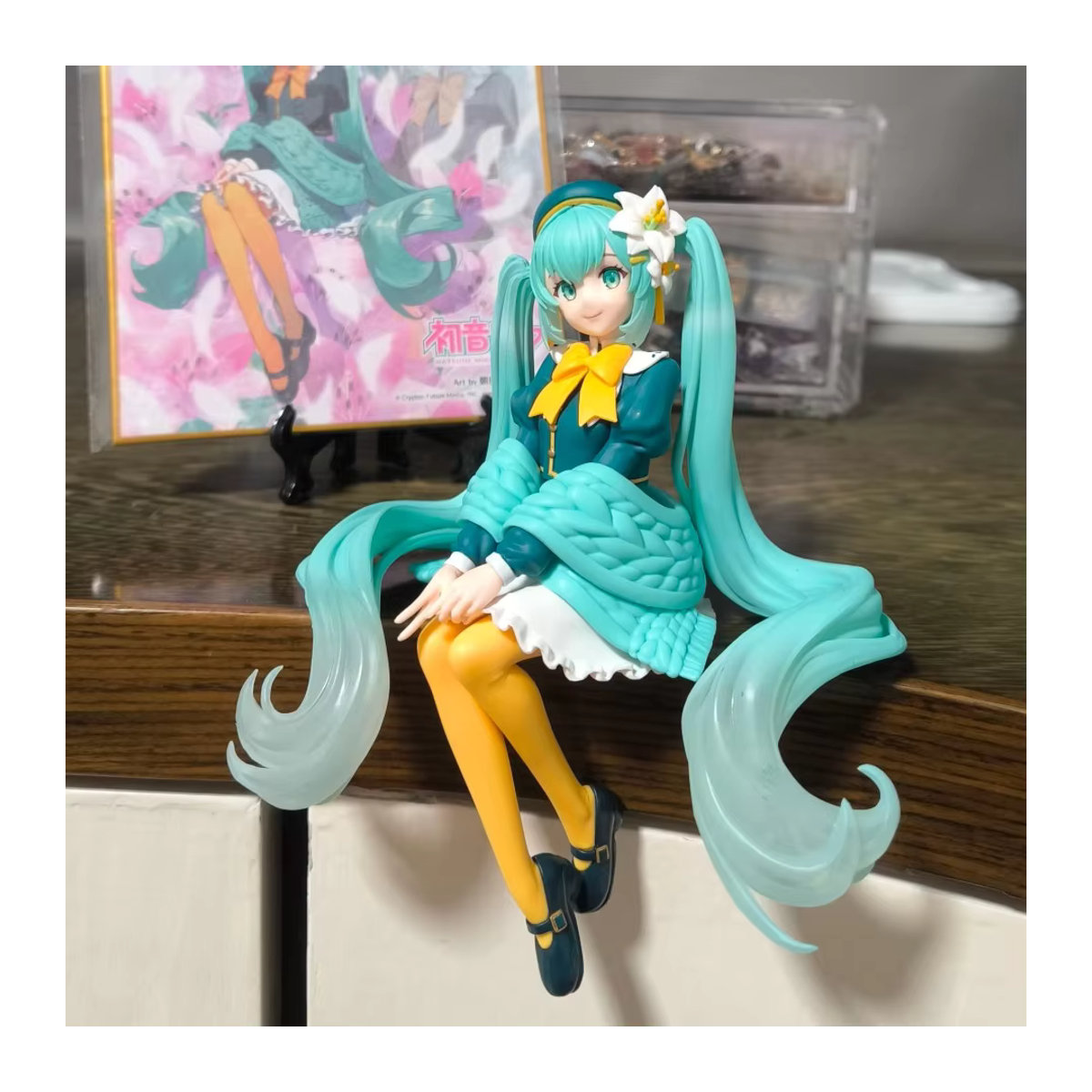 Hatsune Miku Anime-Figur von Bandai in Rosa mit Sakura-Design und sitzender Pose aus Kunststoff - Bild 4