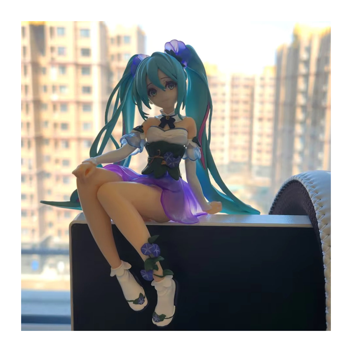 Hatsune Miku Anime-Figur von Bandai in Rosa mit Sakura-Design und sitzender Pose aus Kunststoff - Bild 5