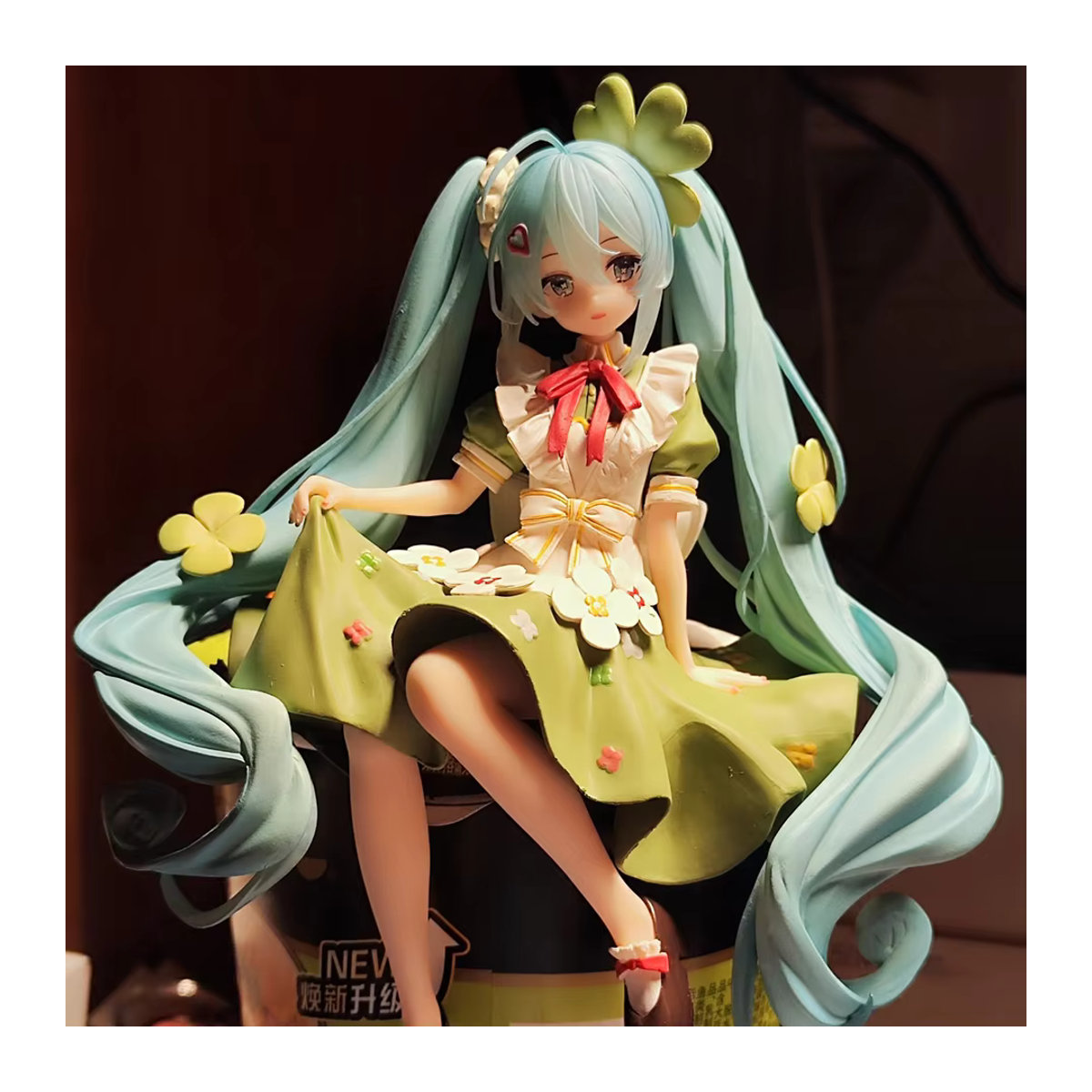 Hatsune Miku Anime-Figur von Bandai in Rosa mit Sakura-Design und sitzender Pose aus Kunststoff - Bild 6