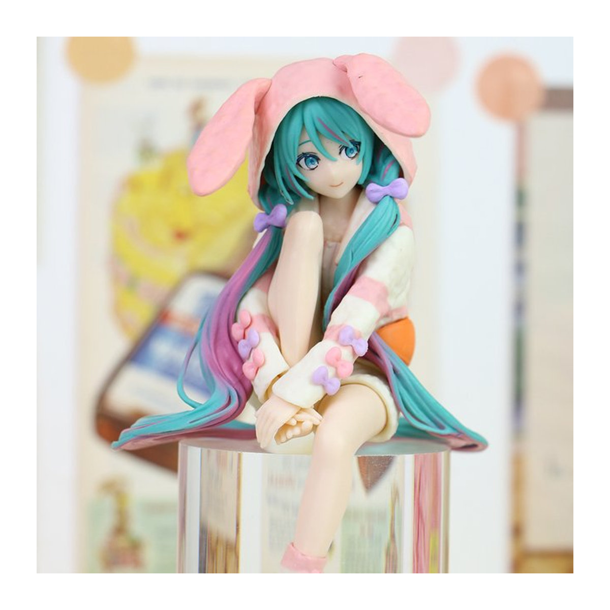 Hatsune Miku Anime Figur von Bandai in Rosa Sakura Sitzposition aus Kunststoff - Bild 1