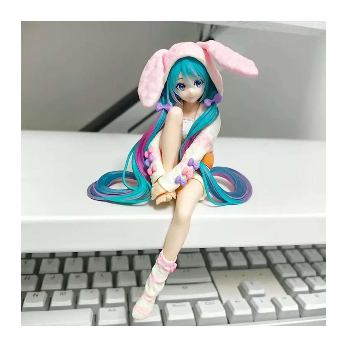 Hatsune Miku Noodle Stopper Figur von Bandai im Hasenohren-Pyjama Design, mehrfarbig, Höhe: 15 cm - Bild 4