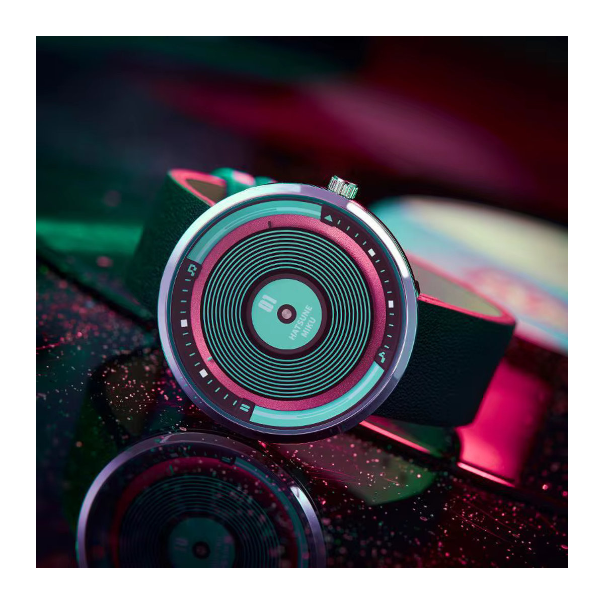 Hatsune Miku Vortex-Uhr von Bandai, modische analoge Quarzuhr mit Legierungszifferblatt in mehrfarbigem Design, Unisex - Bild 2
