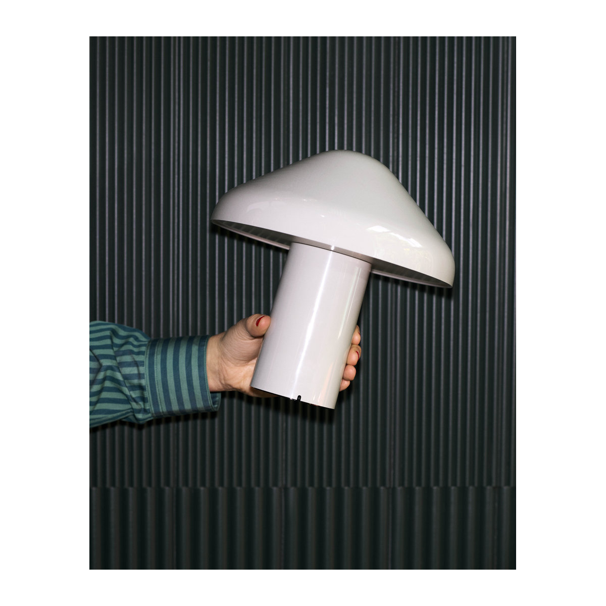HAY Pao Akkuleuchte Tischlampe aus Polycarbonat mit warmweißem LED-Licht in Grau oder Weiß - Bild 3