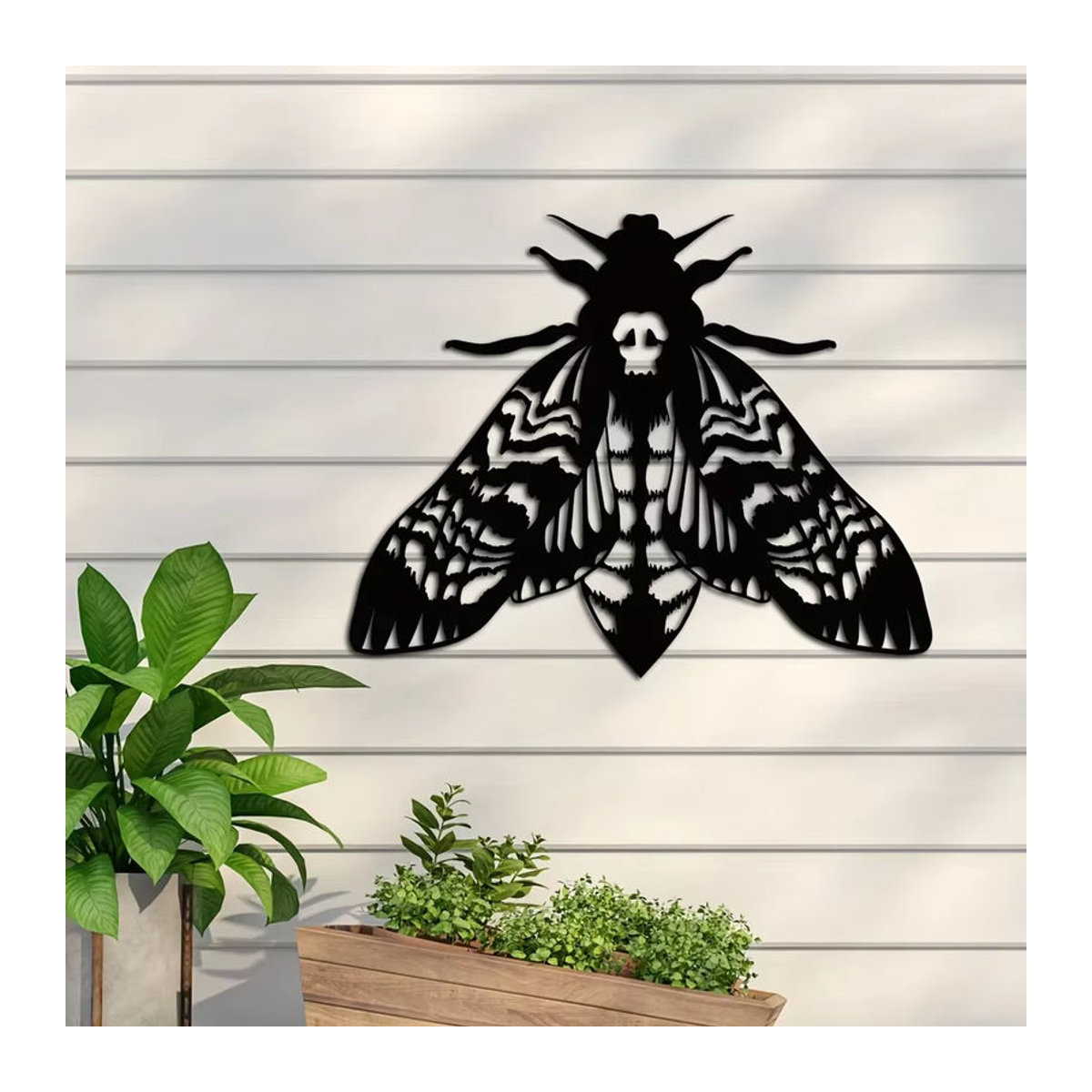 Hello young Wanddekoration aus Metall in Schwarz mit gotischem Totenkopf-Motiv und Motte-Design - Bild 4