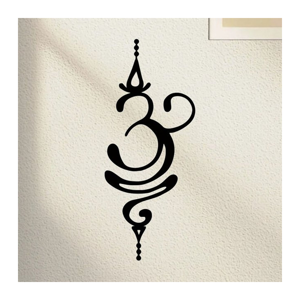 HELLOYOUNG Wandkunst aus Metall mit Sanskrit Typografie für Yoga und Meditation in Schwarz - Bild 1