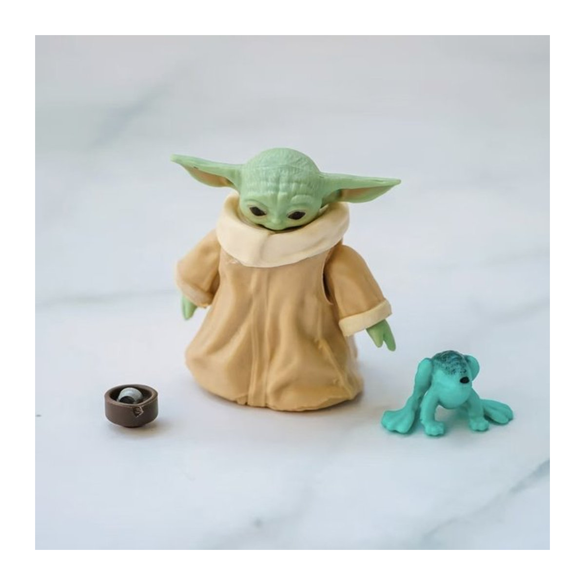 HEROCROSS Baby Yoda Actionfigur aus Kunststoff, bewegliche Anime-Modell Dekoration in Mehrfarbig - Bild 1