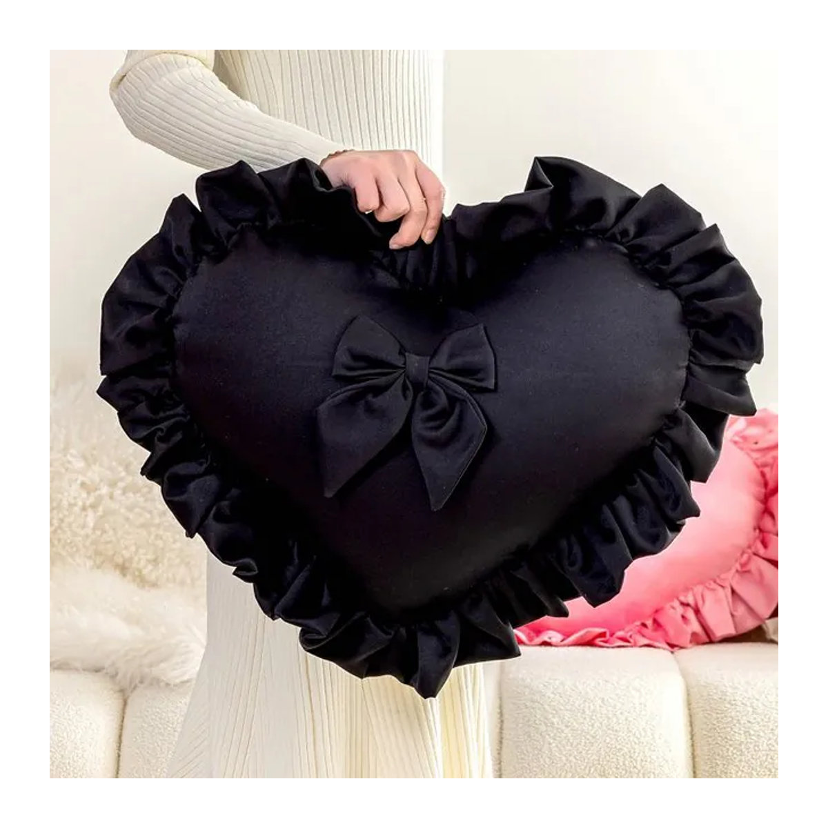 Herzform Kissen mit Rüschen für Kinderzimmer und Sofa in Weiß, Schwarz und Rosa - Bild 1