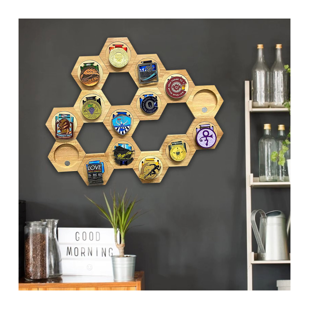Hexagonales Medaillen Display aus Holz in Braun zur Wandmontage für Sportmedaillen und Auszeichnungen - Bild 3