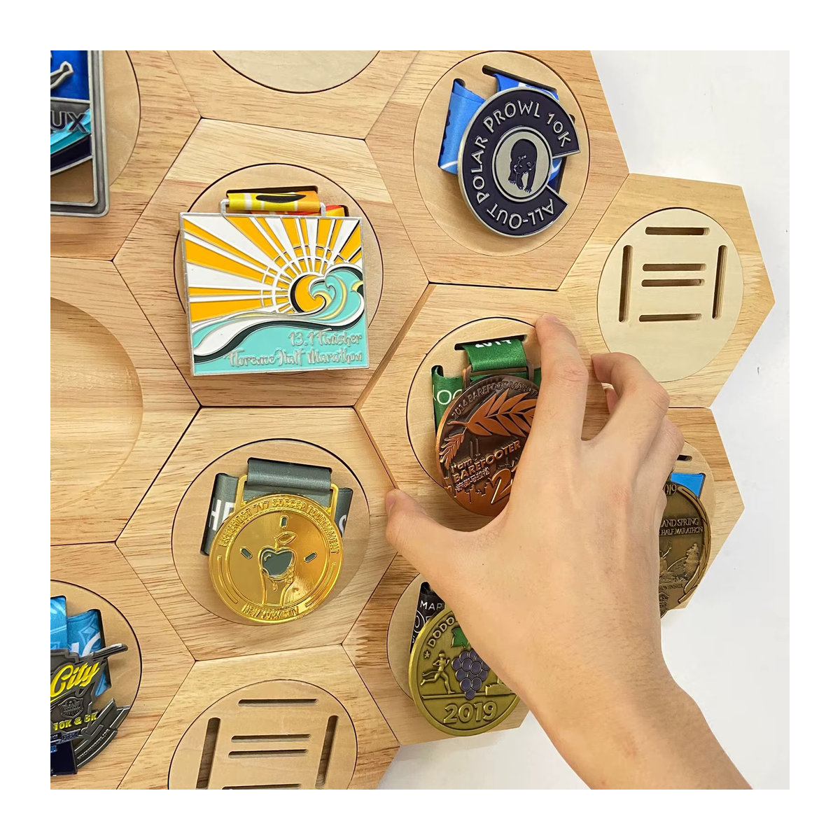 Hexagonales Medaillen Display aus Holz in Braun zur Wandmontage für Sportmedaillen und Auszeichnungen - Bild 5