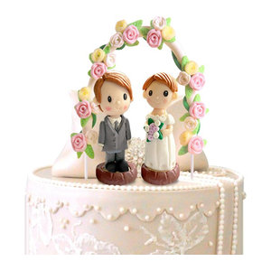 Hochzeit Dekoration Braut und Bräutigam Figuren aus Kunstharz mit Rosenbögen für Valentinstag und Kuchen als Dessert Topper in Mehrfarbig