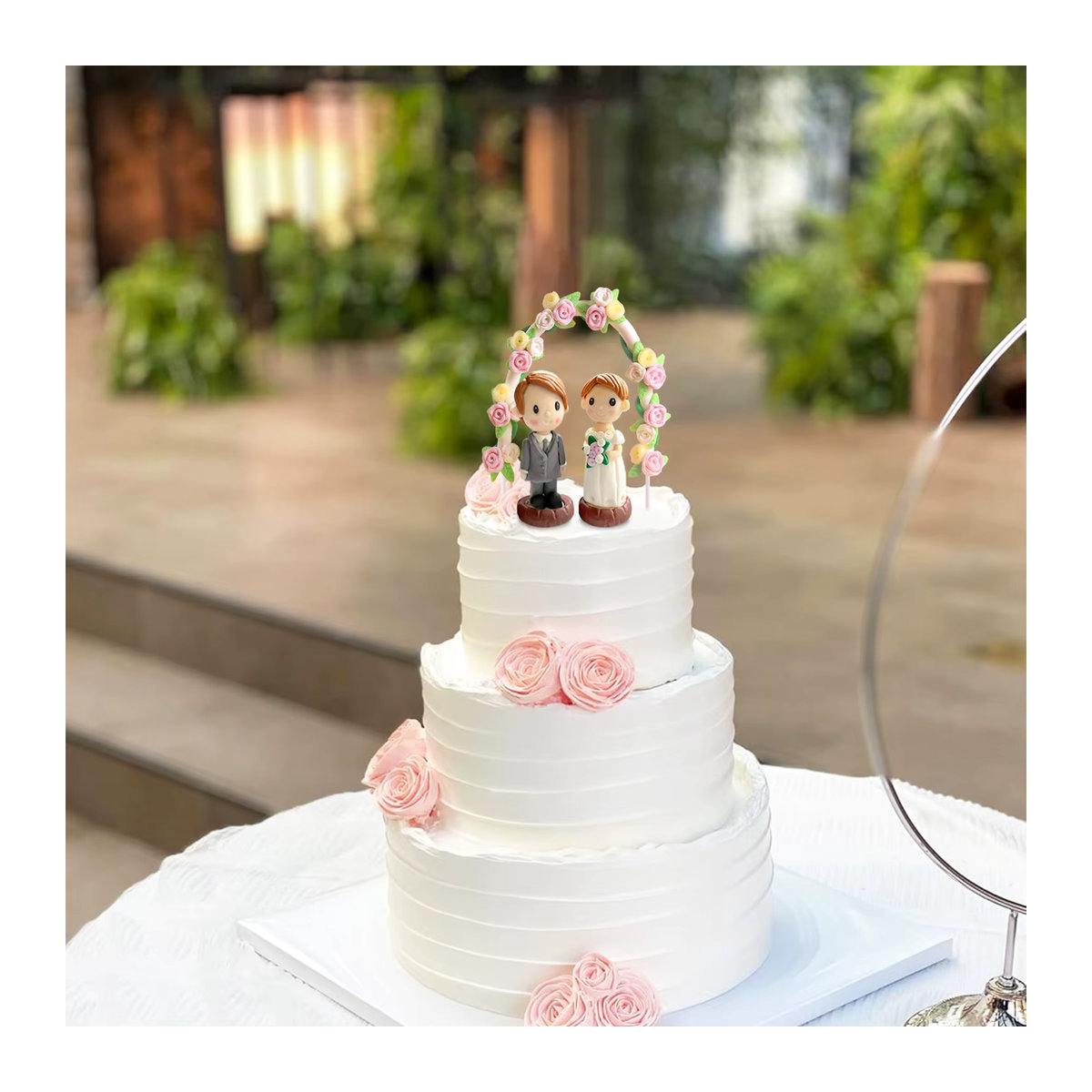 Hochzeit Dekoration Braut und Bräutigam Figuren aus Kunstharz mit Rosenbögen für Valentinstag und Kuchen als Dessert Topper in Mehrfarbig - Bild 4