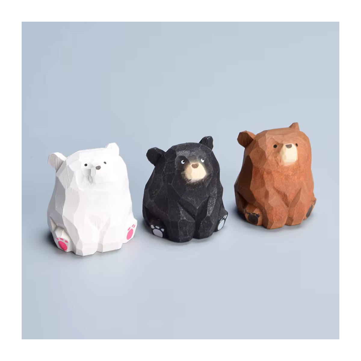 Holzbär Miniatur Eisbär aus Massivholz, mehrfarbige geschnitzte Bärenfigur im skandinavischen Design zur Tischdekoration - Bild 1