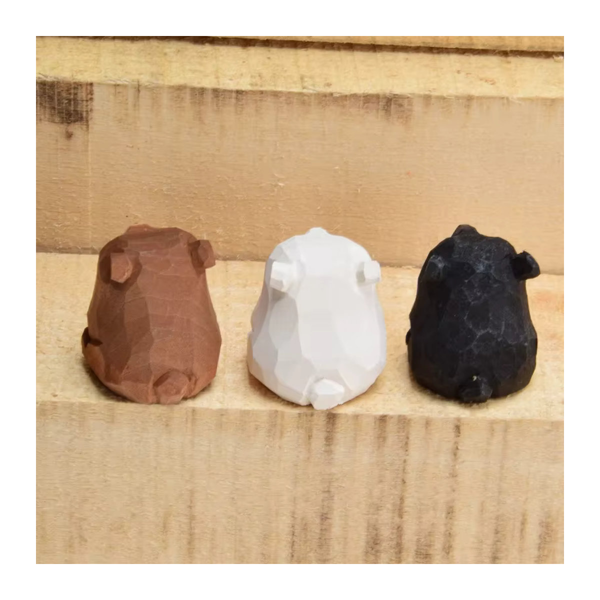 Holzbär Miniatur Eisbär aus Massivholz, mehrfarbige geschnitzte Bärenfigur im skandinavischen Design zur Tischdekoration - Bild 2