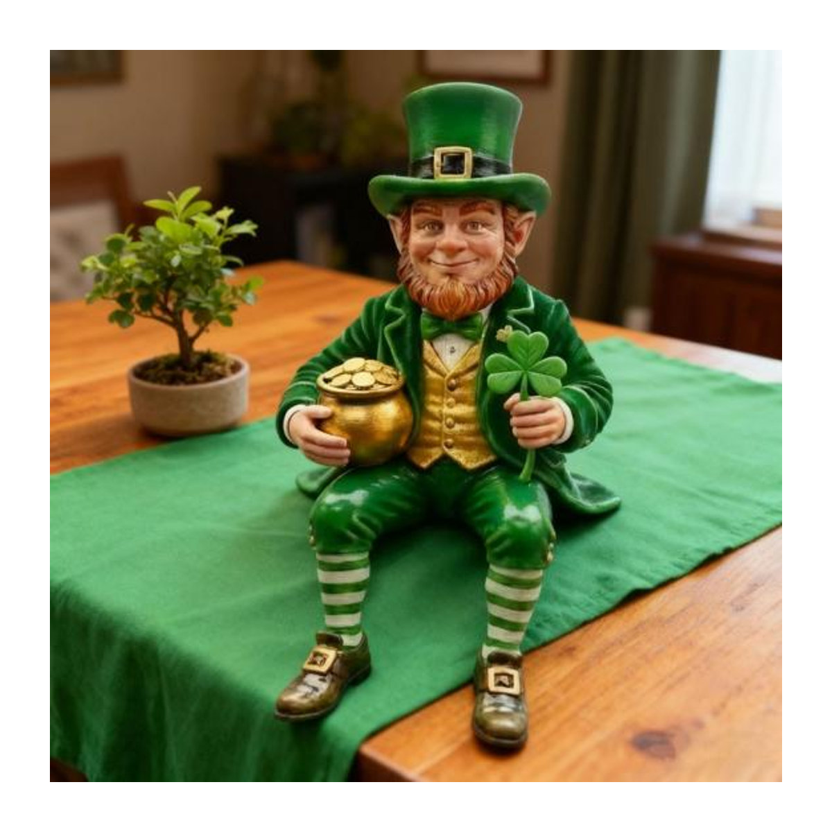 HOMEKA Leprechaun Figur aus Kunstharz mit irischem Glücksklee in Grün, Gold und Weiß als St. Patrick's Day Ornament für dein Auto - Bild 4
