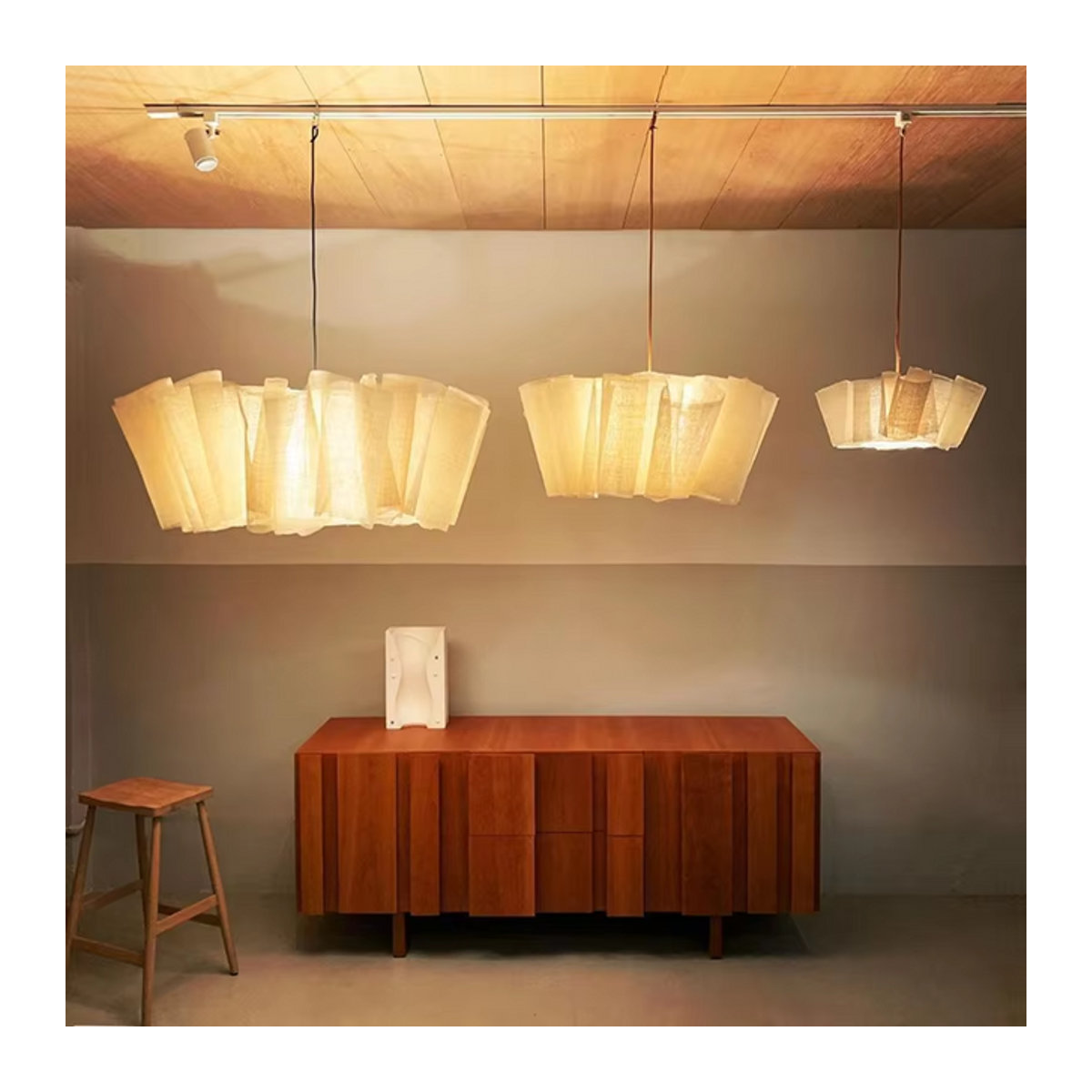HomeLover Pendelleuchte aus Leinen in Beige im skandinavischen Wabi Sabi Design mit plissiertem Stoff für Schlafzimmer und Küche - Bild 1