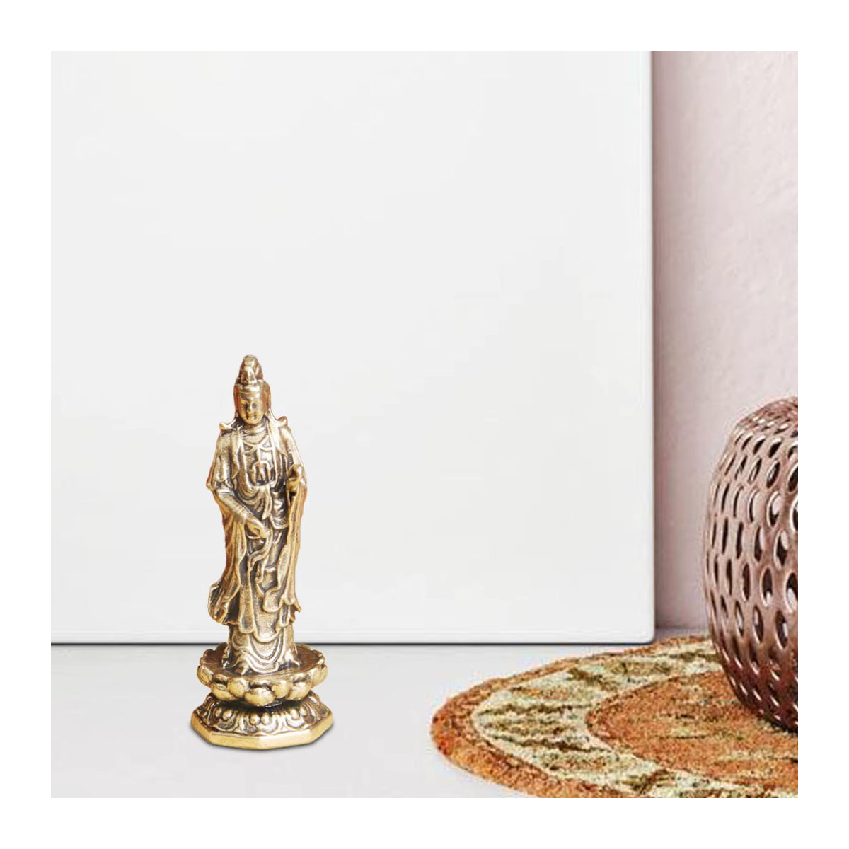 Homyl Mini Guan Yin Buddha Statue aus Messing in Gold, stehend auf Lotus als dekoratives Tischornament im orientalischen Stil - Bild 3