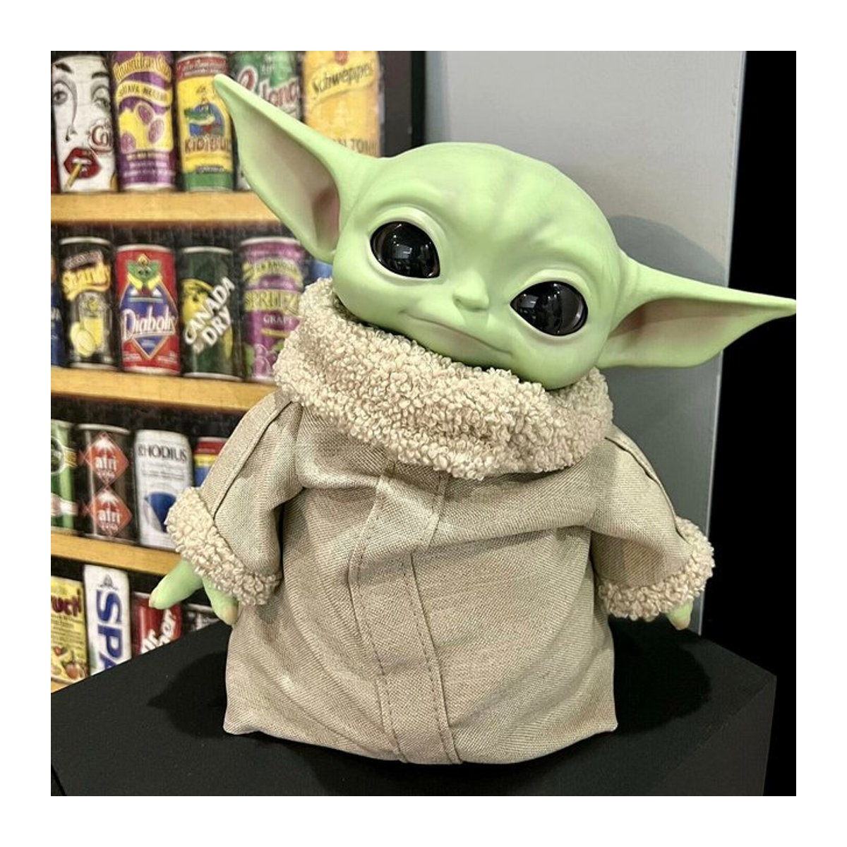 Hot Toys Baby Yoda Actionfigur in Grün mit Textilkleidung, 17 cm Höhe - Bild 1