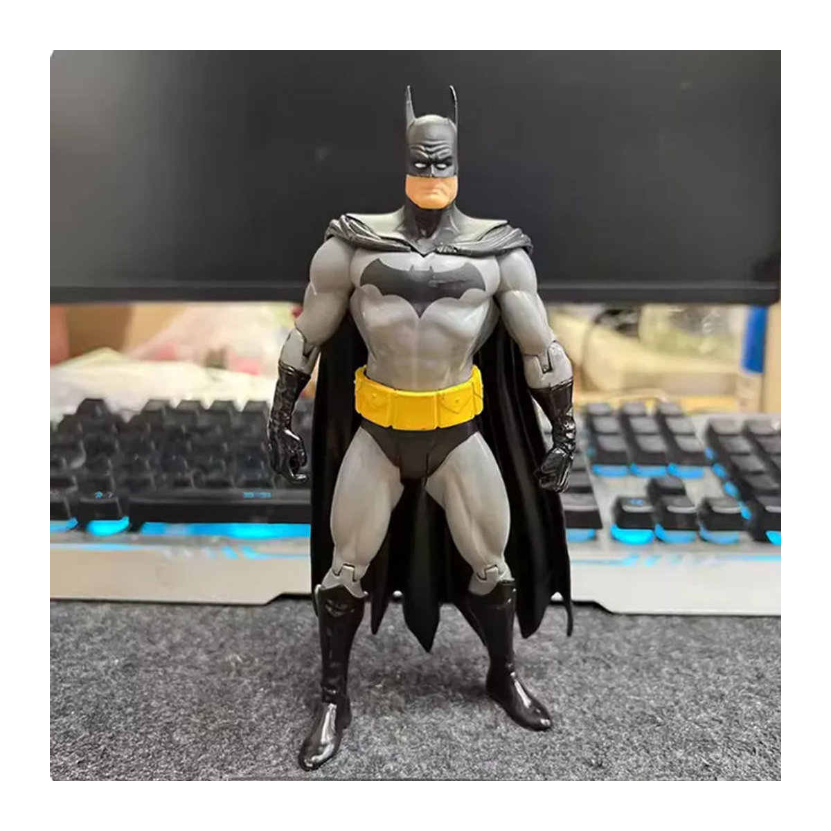 Hot Toys Fledermaus Actionfigur aus Kunststoff in Grau, 16 cm dekorative Sammlerfigur für Kinder und Erwachsene - Bild 1