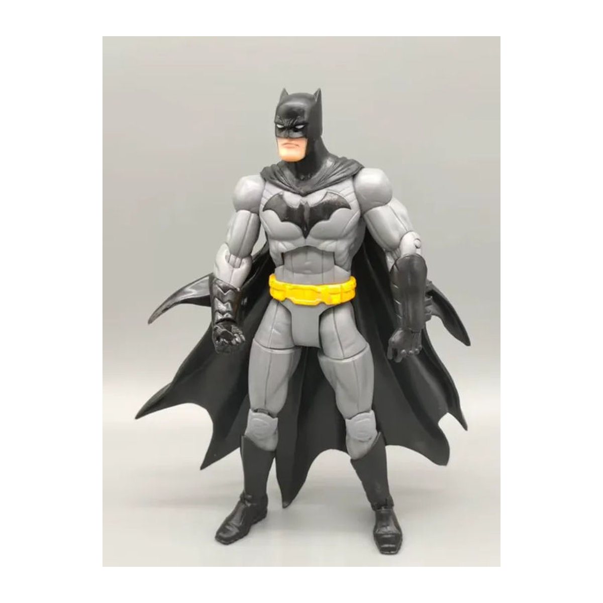 Hot Toys Fledermaus Actionfigur aus Kunststoff in Grau, 16 cm dekorative Sammlerfigur für Kinder und Erwachsene - Bild 2