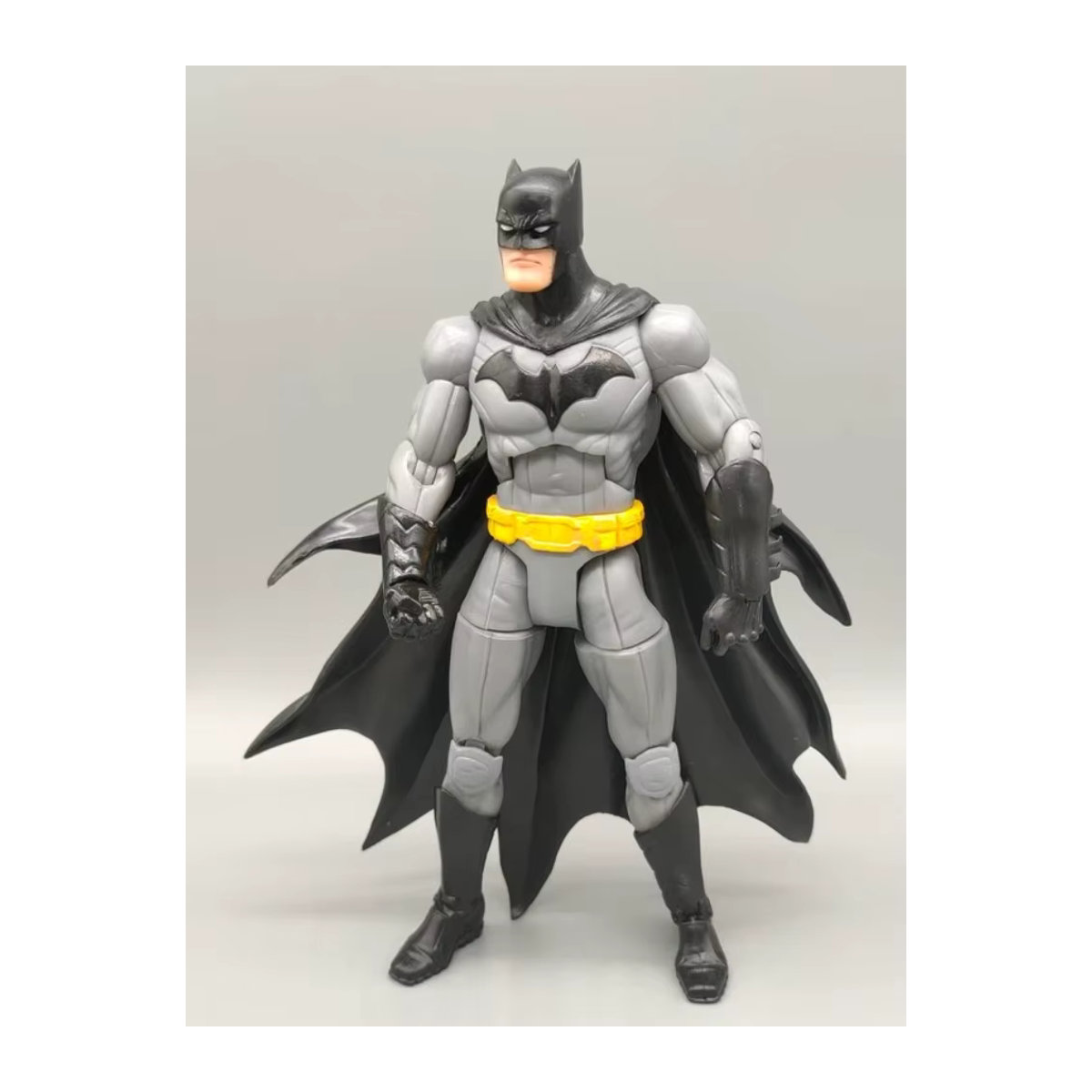 Hot Toys Fledermaus Actionfigur in Grau, dekorative Sammlerfigur aus Kunststoff, Höhe: 16 cm - Bild 2