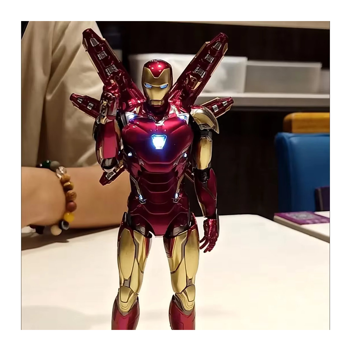 Hot Toys Iron Man MK85 Actionfigur aus Metall im Maßstab 1/12, rote Sammlerfigur mit beweglichen Gelenken - Bild 5