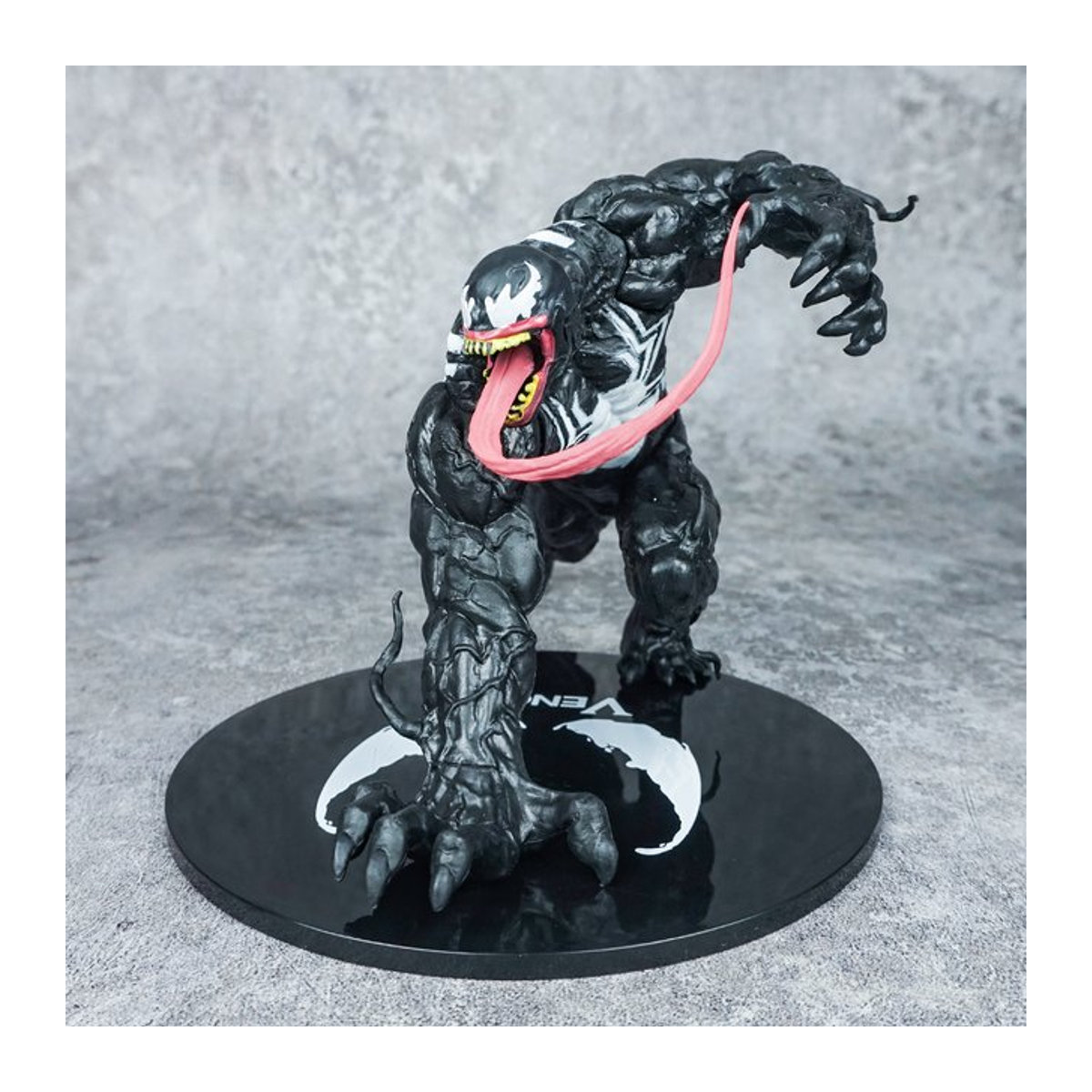 Hot Toys Venom Liegende Figur aus PVC in Schwarz und Rot - Bild 1
