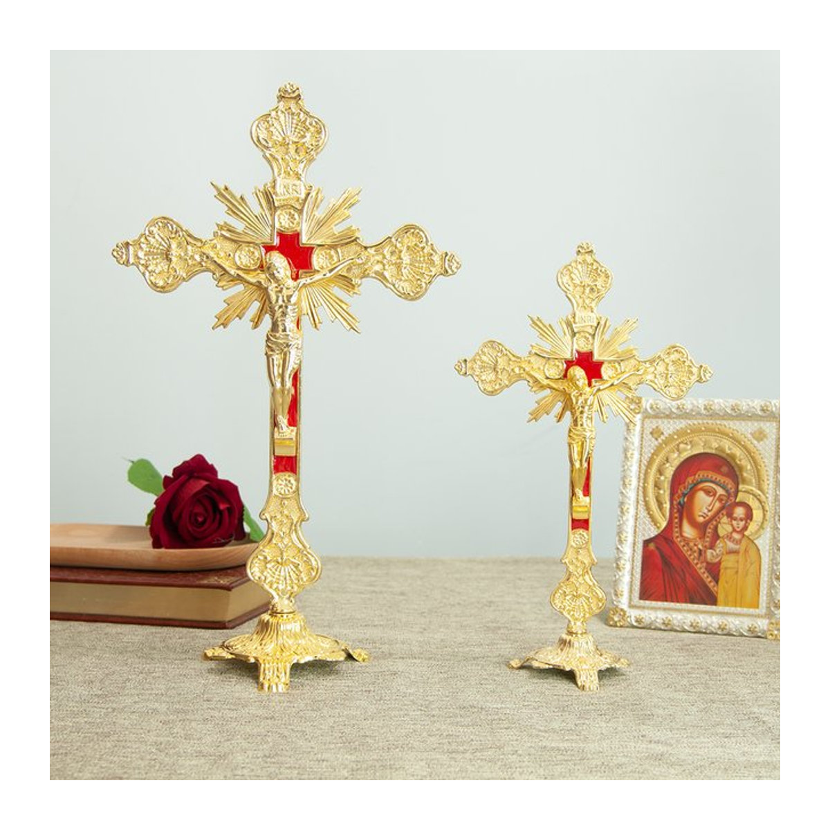 HTISOK Katholisches Kirchenkreuz aus Metall in Gold, stehendes Kruzifix als Altarkreuz für das Gebet - Bild 1