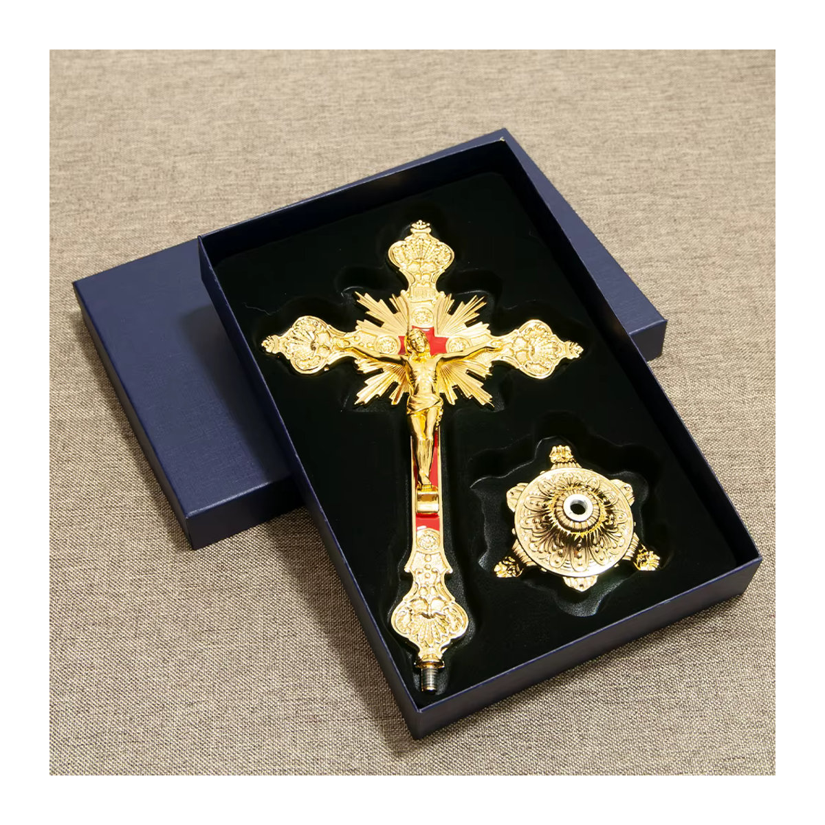 HTISOK Katholisches Kirchenkreuz aus Metall in Gold, stehendes Kruzifix als Altarkreuz für das Gebet - Bild 2
