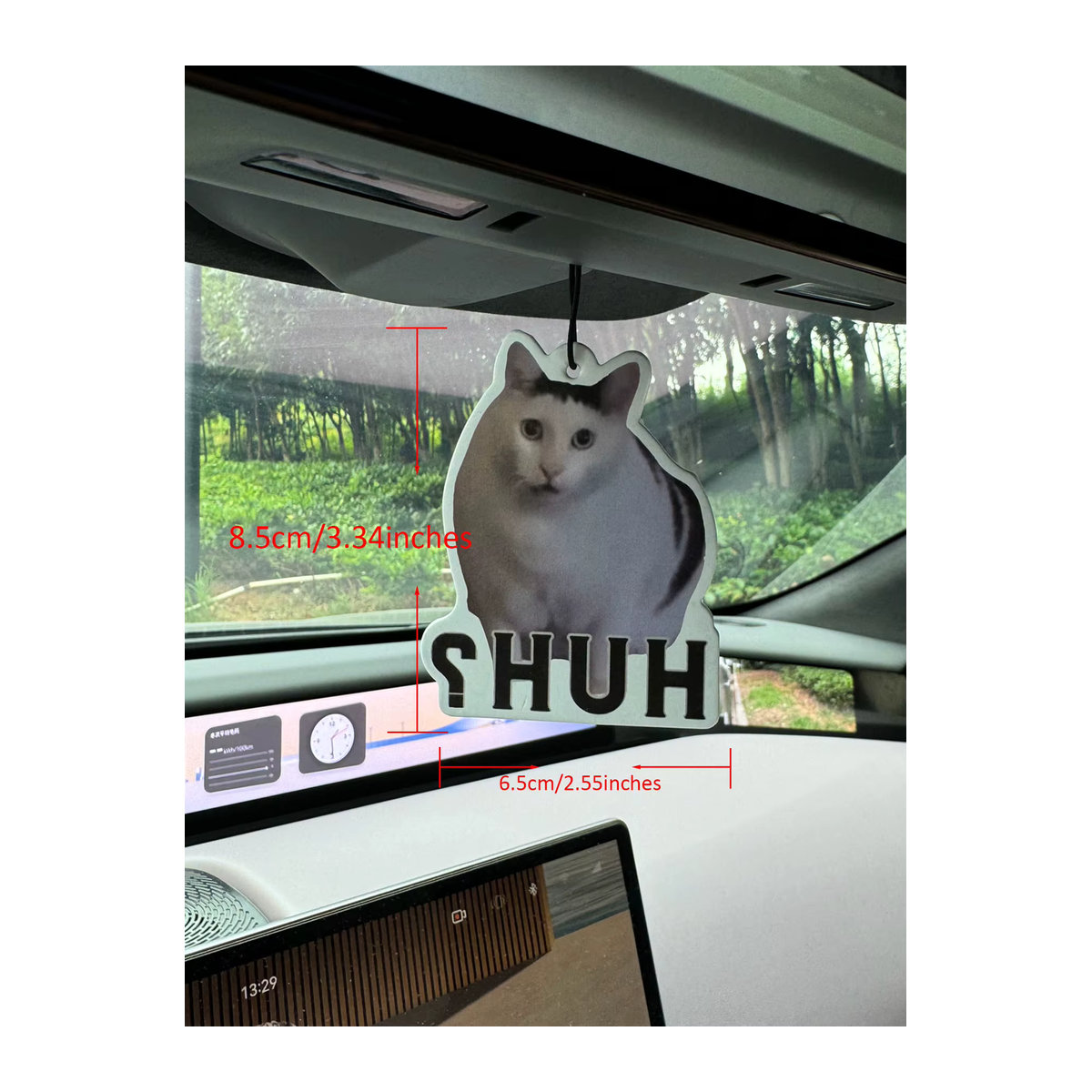 Huh? Niedrige weiße Katzen-Emoji Auto-Dufttabletten als Lufterfrischer und Anhänger für den Rückspiegel oder Kleiderschrank im Anime-Cartoon-Design - Bild 2